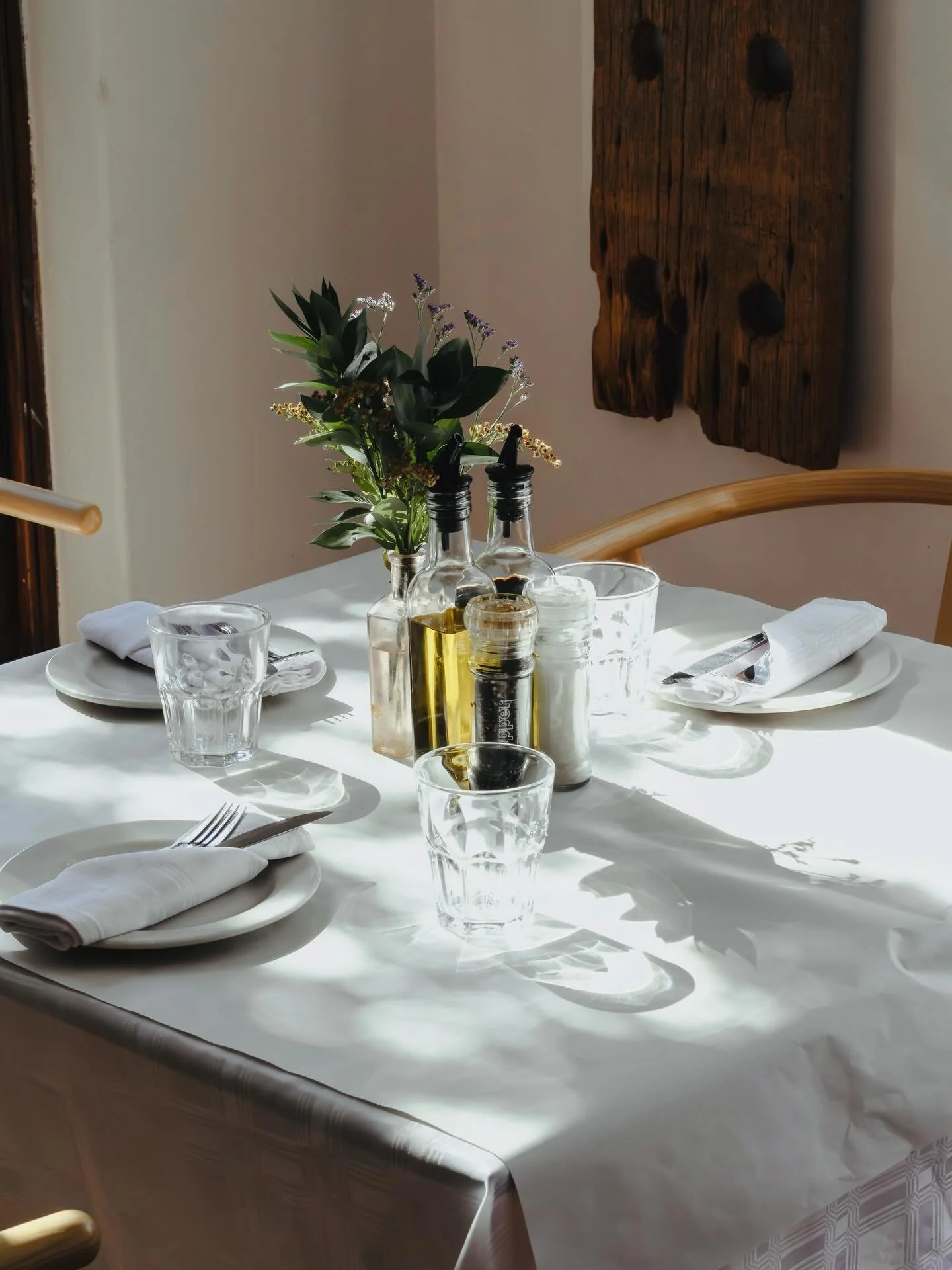 Perfect nooks all around&hellip;..🌞🌿

@cafe_paradiso_cpt #cafeparadiso #cafe #restaurant @all.yours.co 

📸 @thepeddiespective