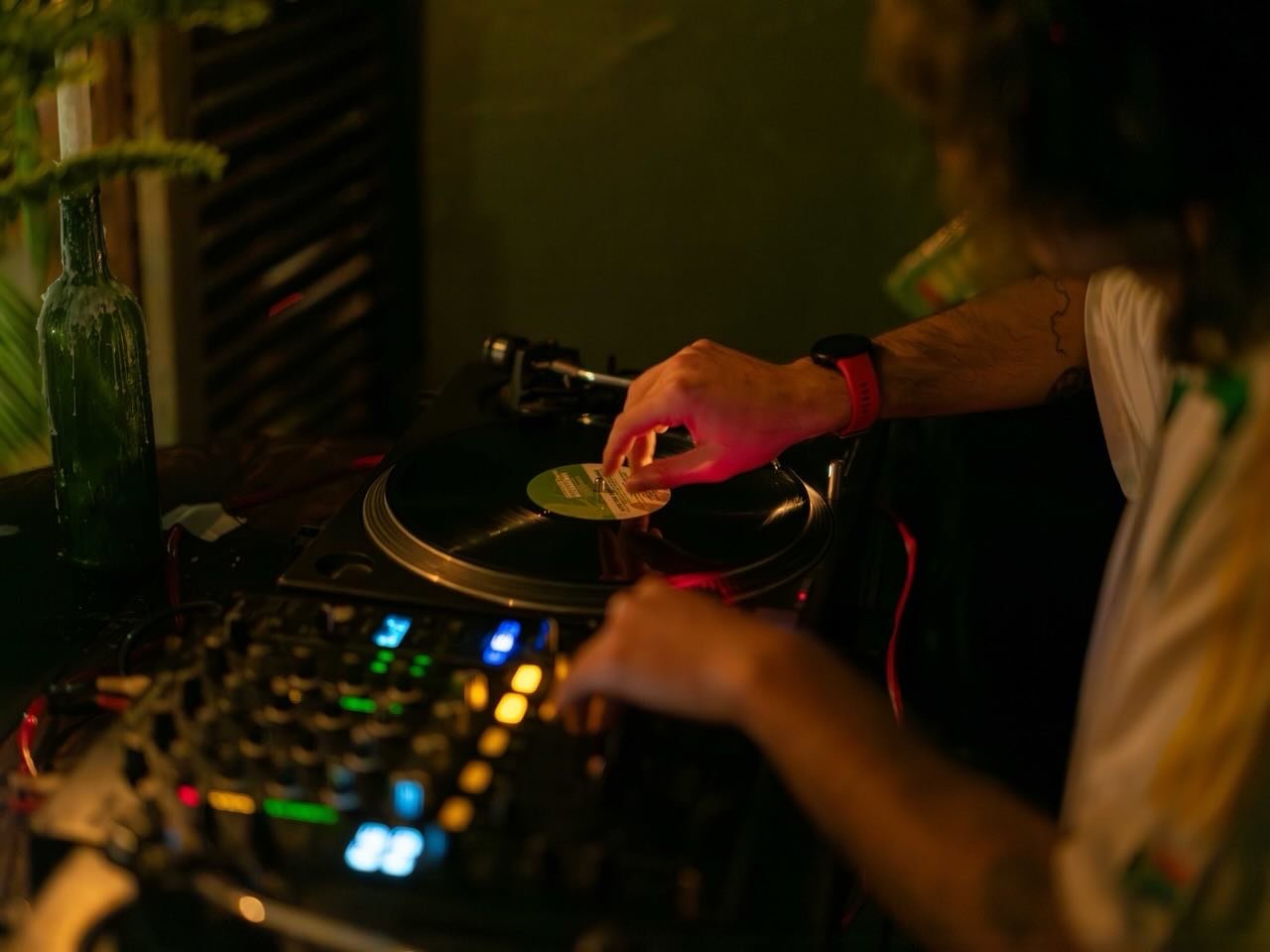Vinyl tonight. Actually every weekend for that matter. Get waxed with us&hellip;.🍸🪩🎵

@c__a__r__g__o #cargo #restaurant #cafe #bar #capetown #southafrica @all.yours.co
