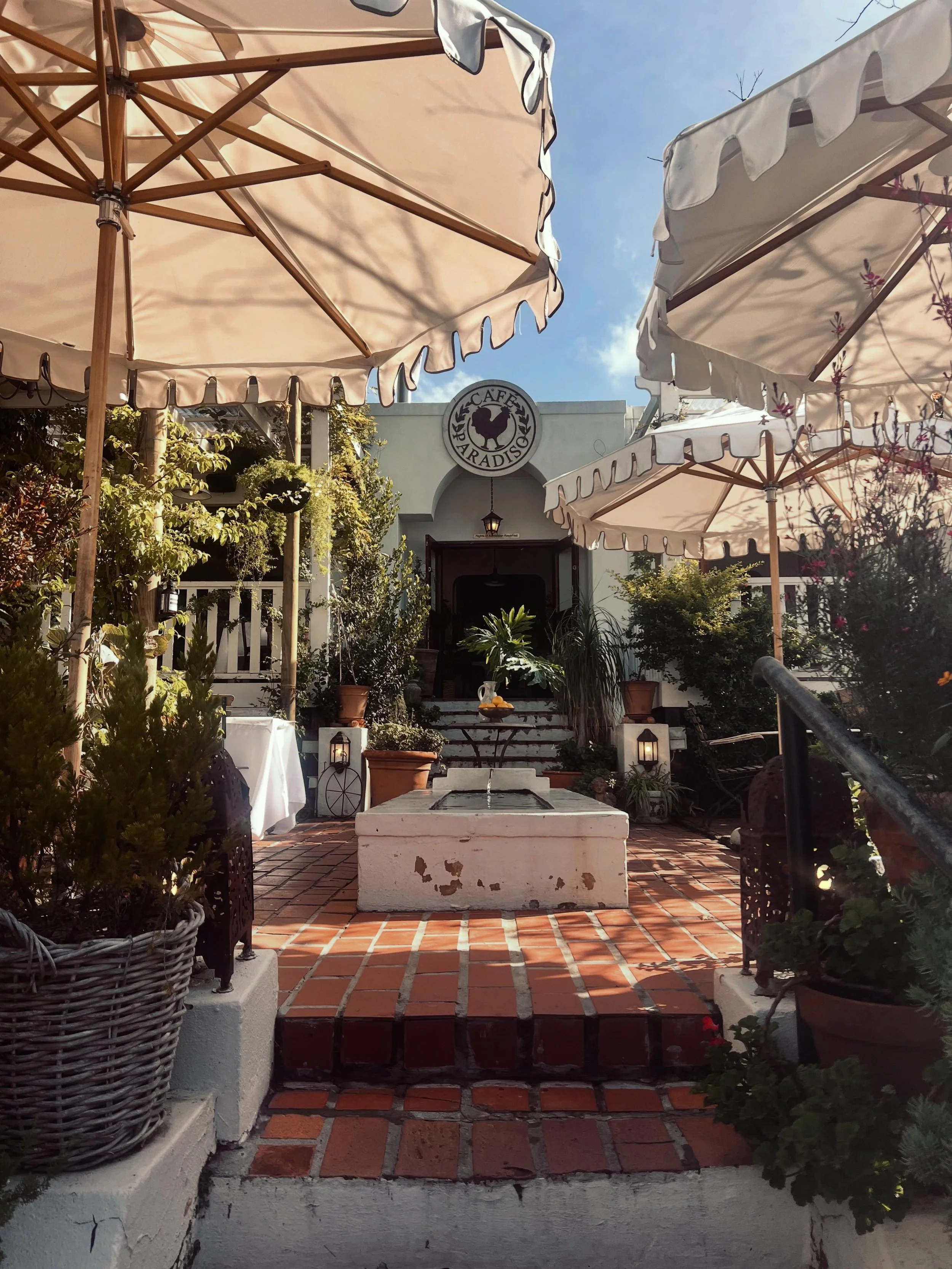 The home to all things wonderful. Our enchanting homestead with rustic home-style food, delicious breakfasts 🍳 cooked on open🔥. Lunches overlooking Table Mountain with bottomless 🥂&amp; Dinners 🥘 by candlelight with starry skies, cosy fireplaces 