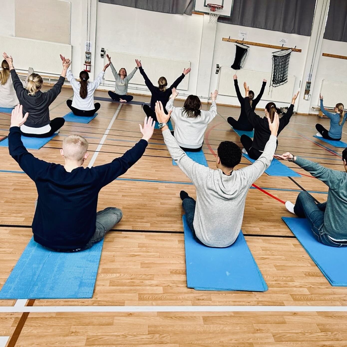 Yoga &amp; meditation p&aring; idrottsdagen✨

F&ouml;rra veckan var b&auml;sta Petra ute p&aring; Bromma gymnasium och h&ouml;ll i yoga och meditationsklasser som en del av deras idrottsdag. 

Det &auml;r s&aring; fint att se att fler skolor vill erb