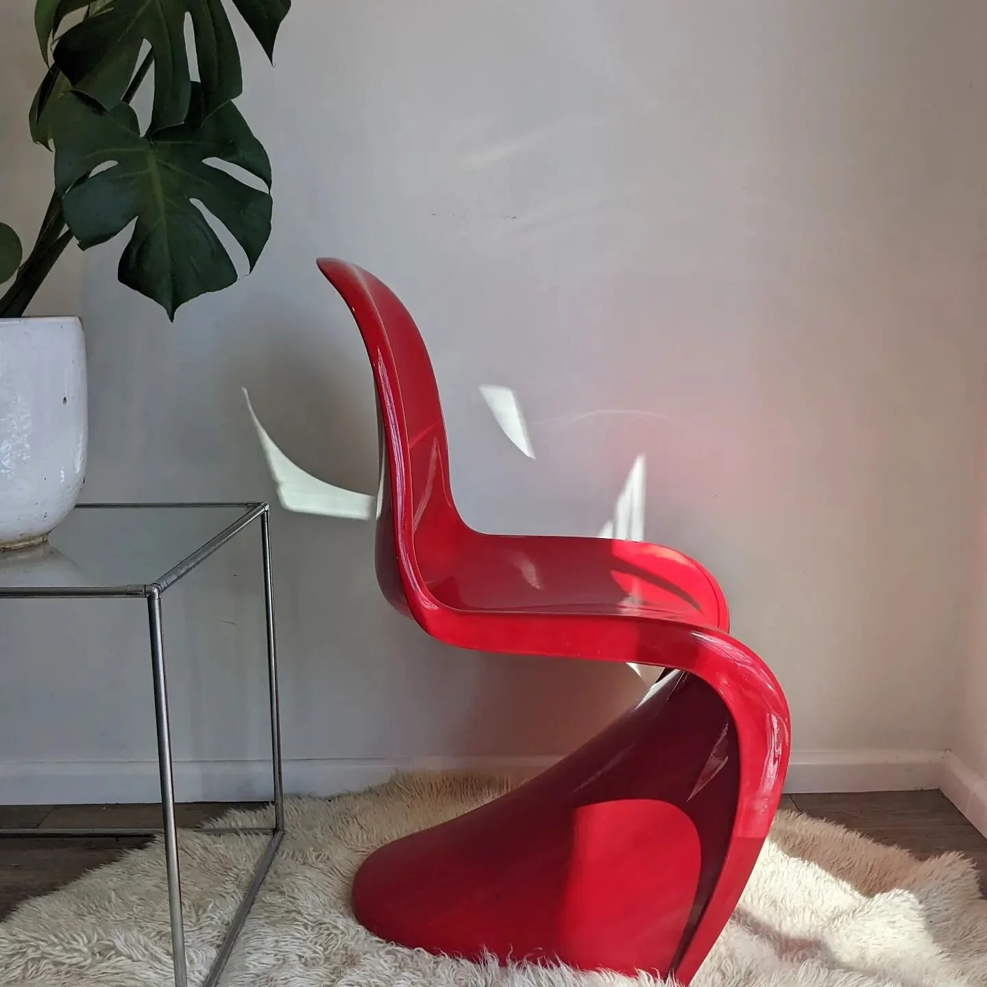[SOLD] eddy, seat, go.&nbsp;

Panton style chair, it's got a surprising amount of weight for its slimline looks. Reasonable condition, some scratches and marks as shown in images.&nbsp;&nbsp;

47cm W |&nbsp;47cm H to seat&nbsp; | 85cm H to top of bac