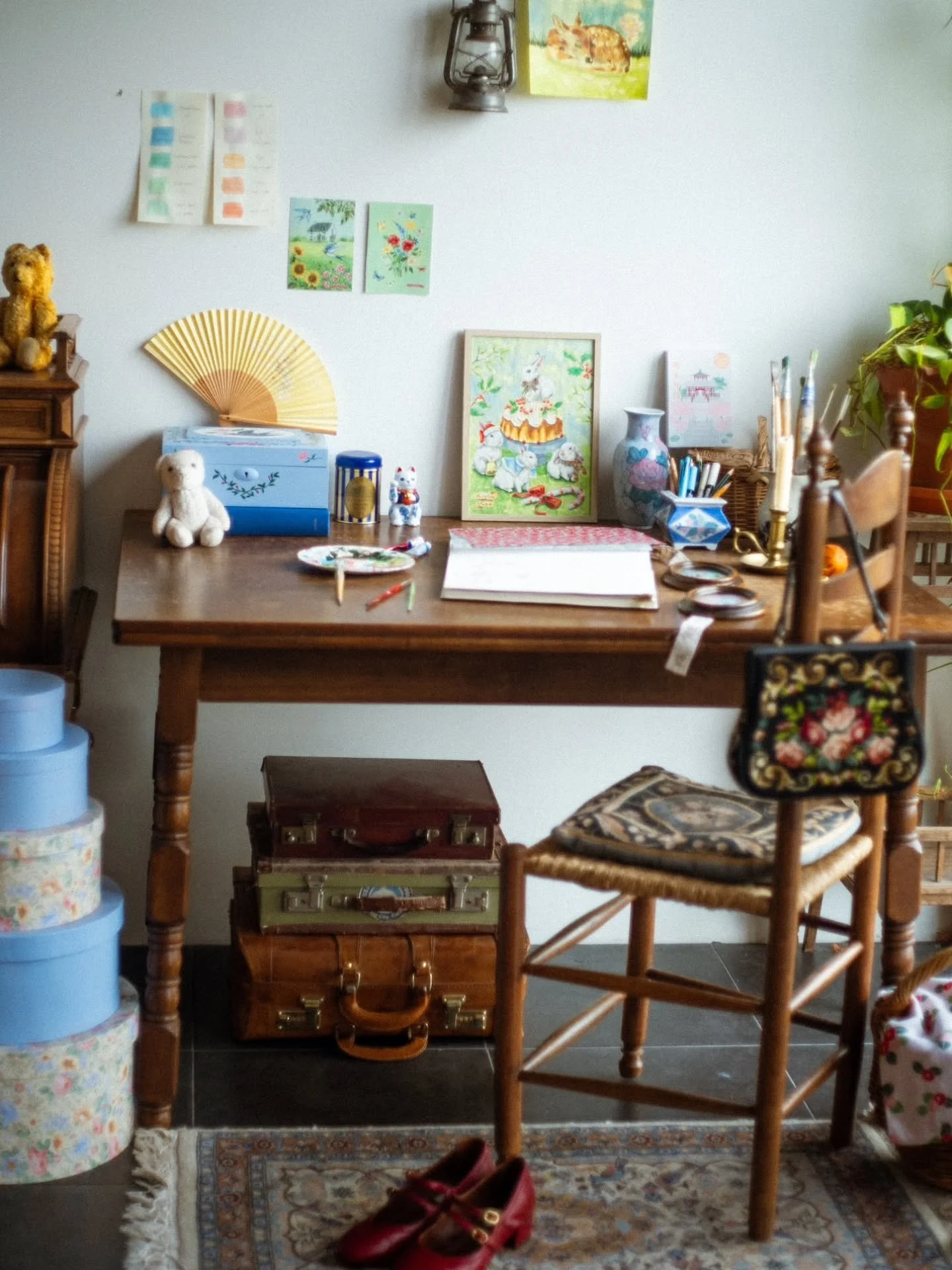 This is my workspace where every illustration begins its story. Surrounded by all the little things that inspire me.
It feels like a page from a quiet countryside tale. 📖🎨🖌

#ArtStudio #CreativeSpace #IllustrationCorner #WhimsyAndWonder #ArtistAtW