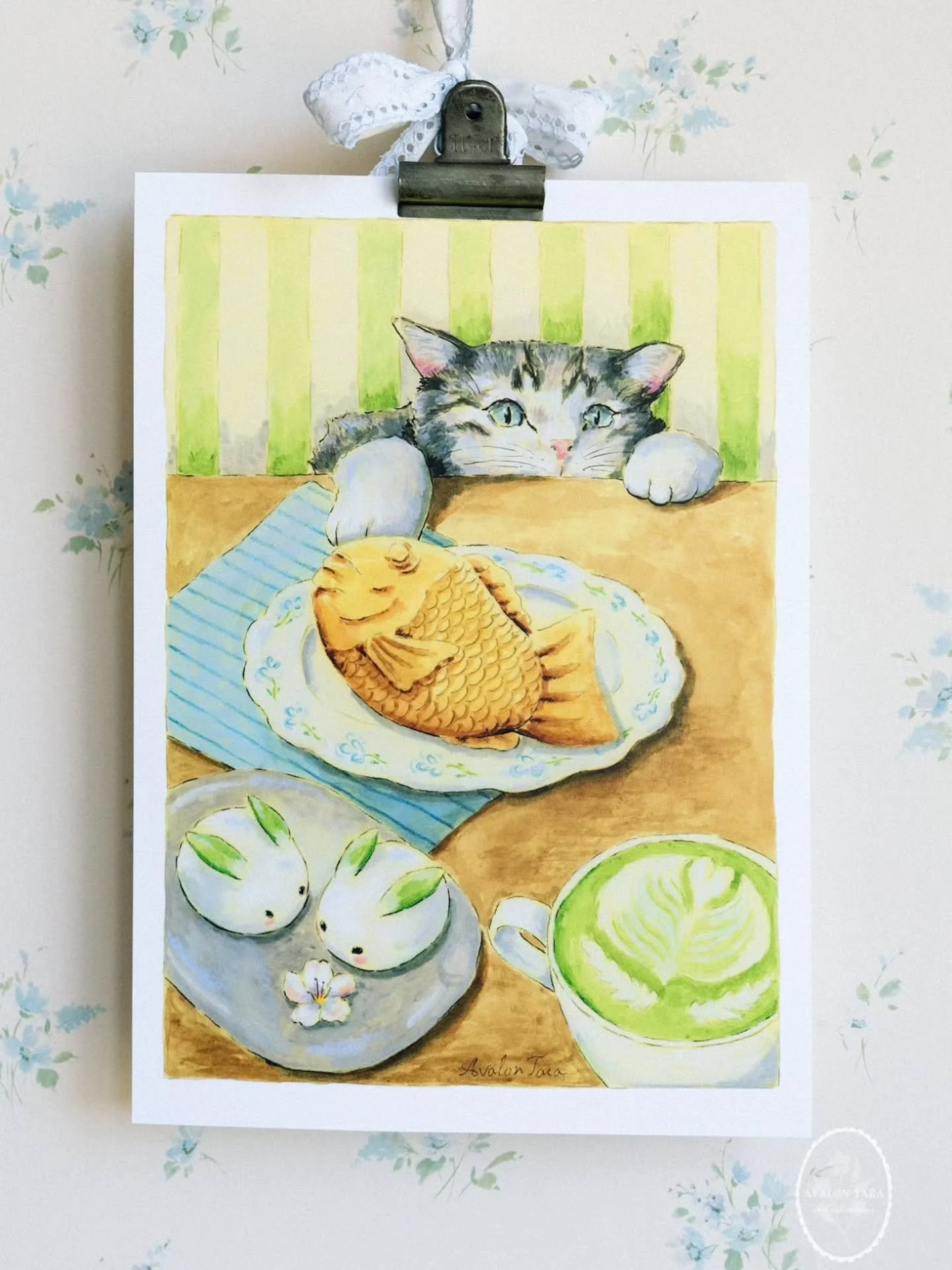 A new art print is now available ✨️ This curious cat has found its way to my webshop! 🐈 You can find it via the link in my bio 🖼💚

#artprint #illustrationartist #artwebshop #taiyaki #catart