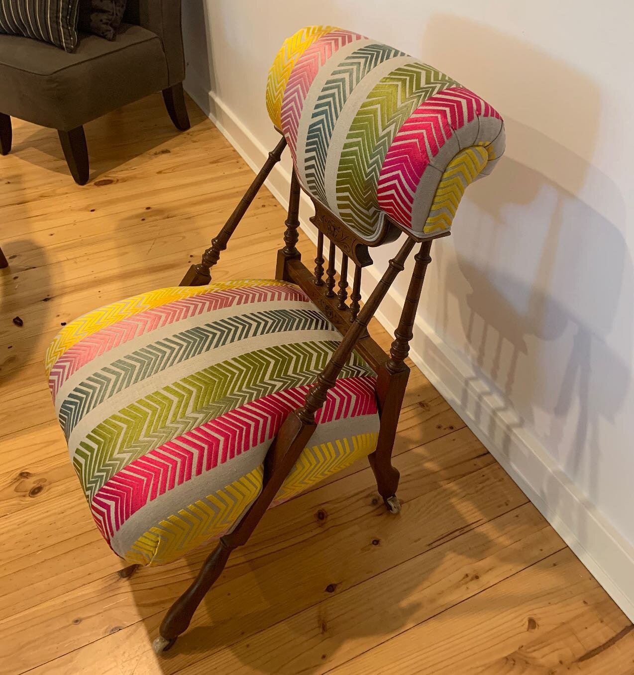 These delicate family antique chairs were in need of a make over. Our client chose this @christopherfarrcloth embroidered &lsquo;Bookend&rsquo; design in #hotpink, and Wow how good do they look🤩 
Unfortunately we didn&rsquo;t take a before shot, but