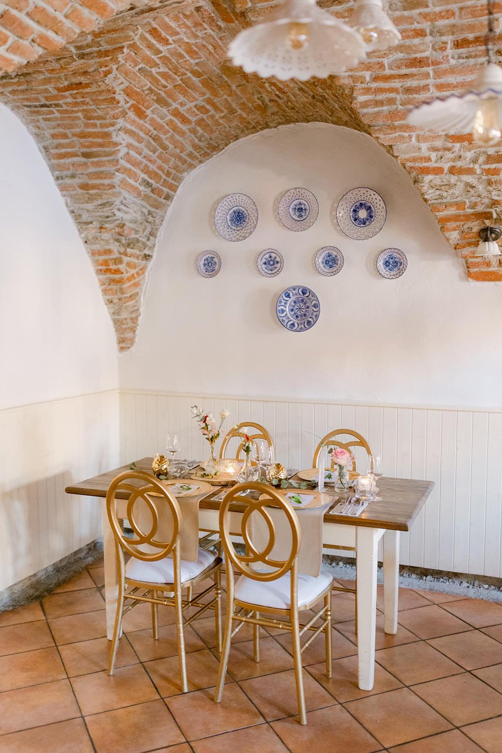Restauracia Stary dom v Modre s krasnym interierom.jpg