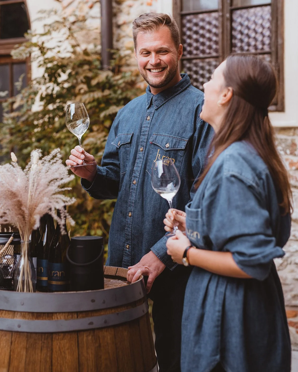 Peter a Veronika Juran z Modry ochutnavka vina.jpg