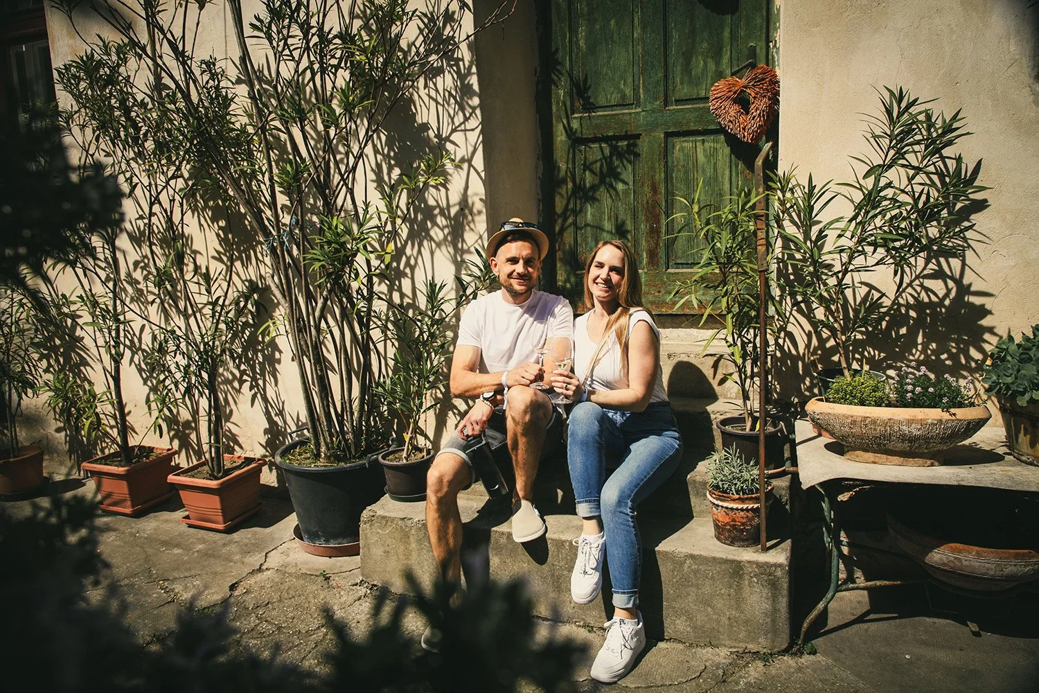 Hostia na Otvorenych pivniciach svateho urbana v Modre.jpg