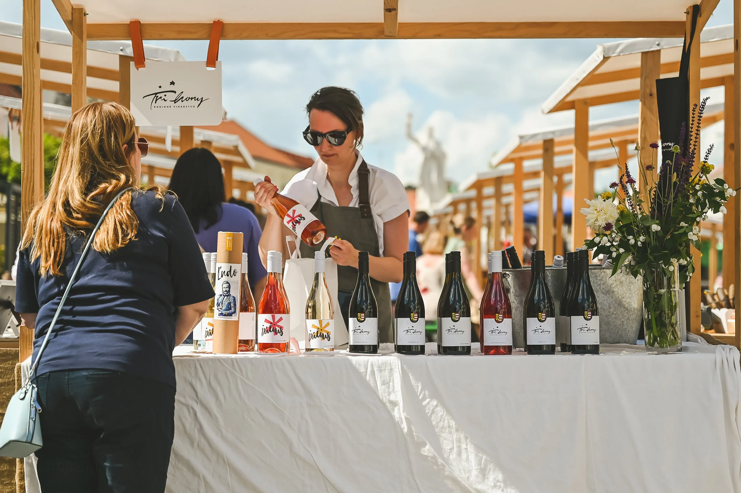 Pestrý výber Vína z Modry na krásnom mestskom vínovom trhu.