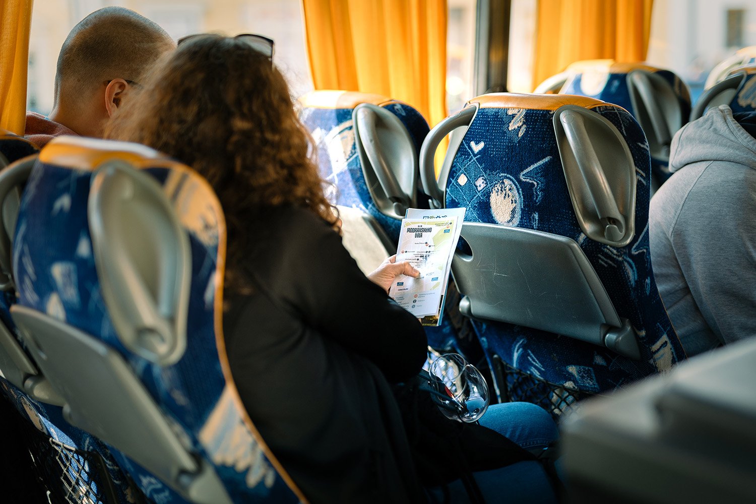 Náš pohodlný autobus vás povozí po vínarských pivniciach na Deň modranského vína