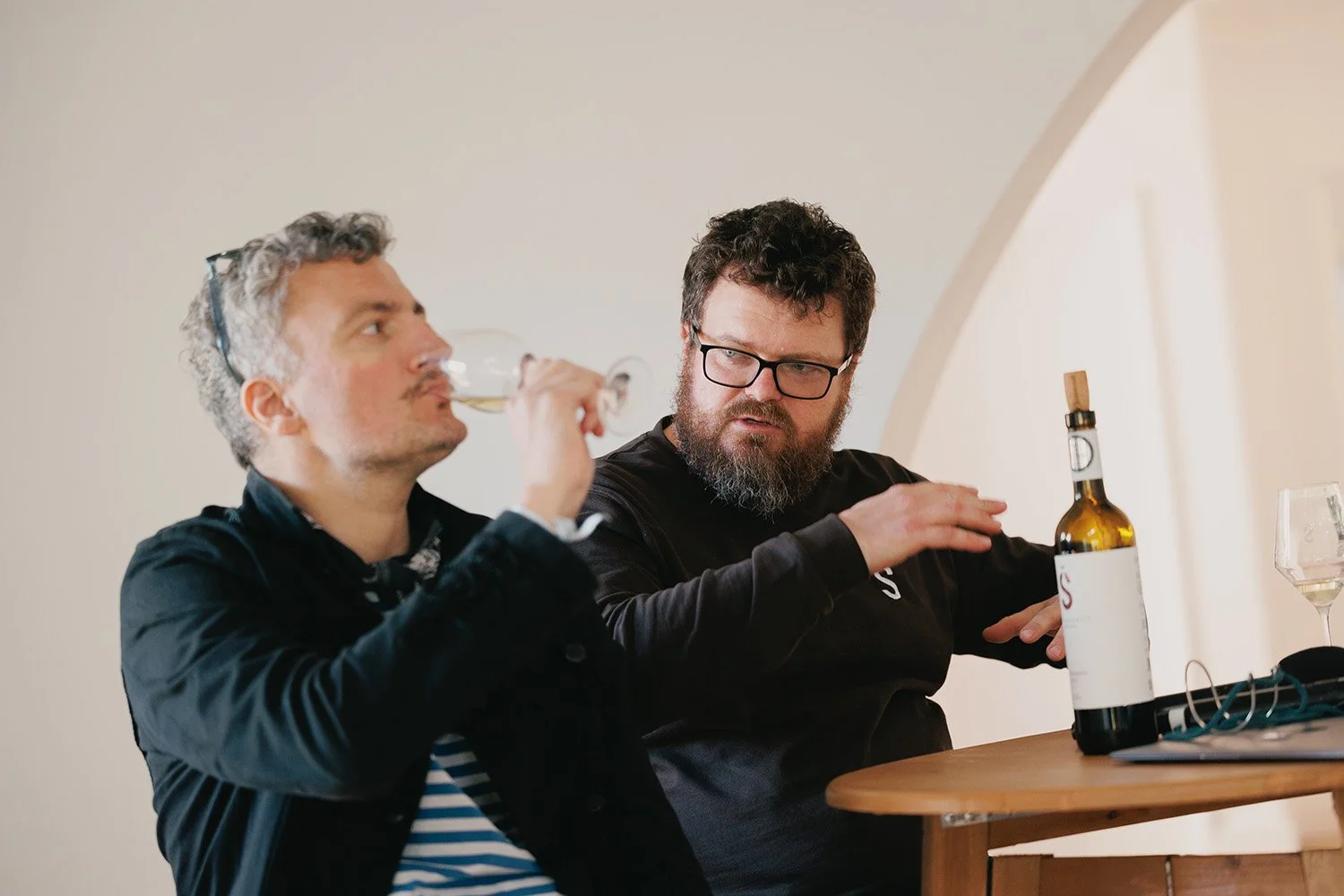 Ludwig Bagin diskutuje s modranským vinárom danielom Šimonovičom o budúcnosti vinohradníctva na Slovensku.