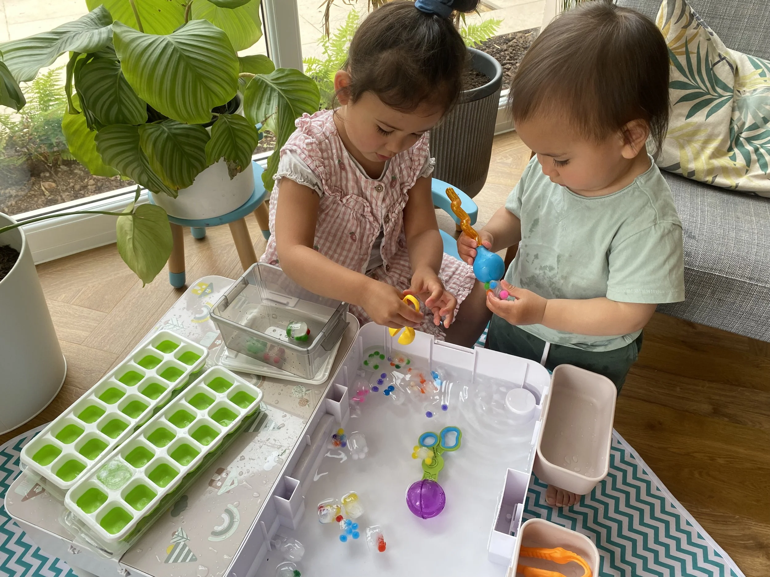 【育兒好物推薦】被我們家玩爆了的Carry-Play™ Kids Table|可攜式5合1兒童感官、遊戲、積木、收納桌