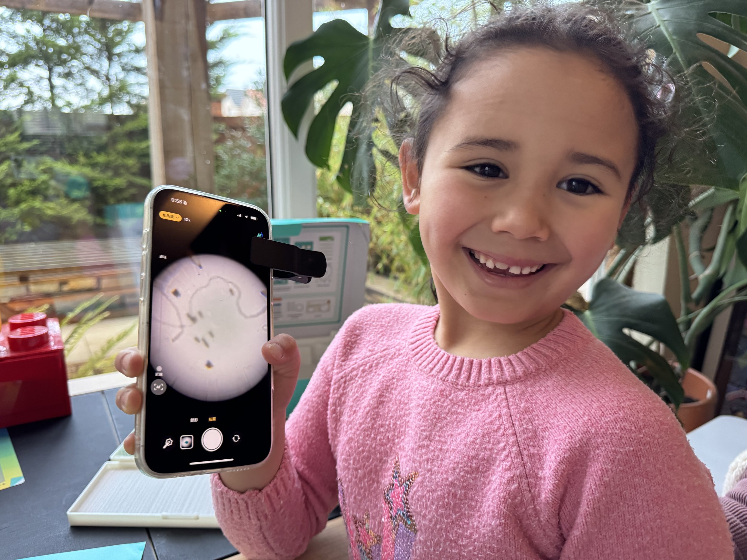 撿到寶了！uHandy兒童友善隨身顯微鏡｜堪比學校實驗室高倍率