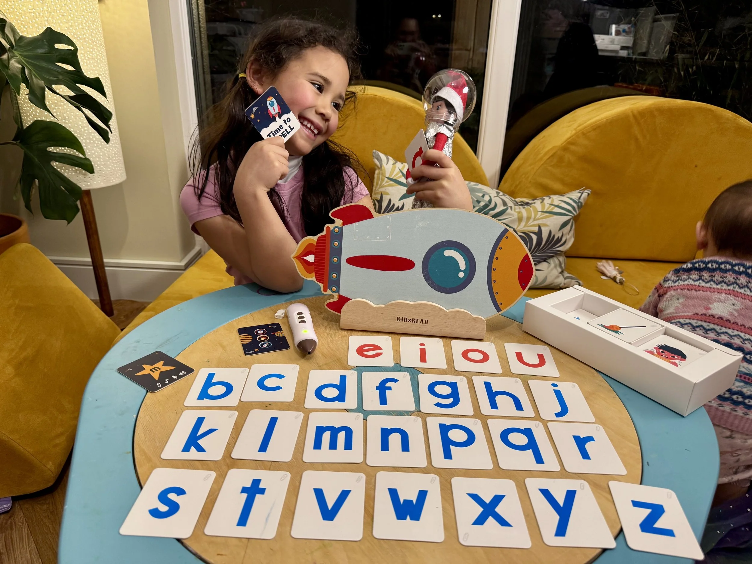 從英國母語人士聊自然發音學習｜ZOOM ZOOM ZOOM PHONICS CVC自然拼音火箭｜Phonics 教材｜自然拼音｜KIDsREAD點讀筆推薦