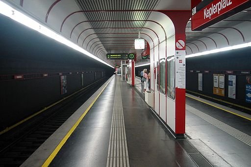 512px-Wien_U-Bahn-Station_Keplerplatz_Bahnsteig.jpg