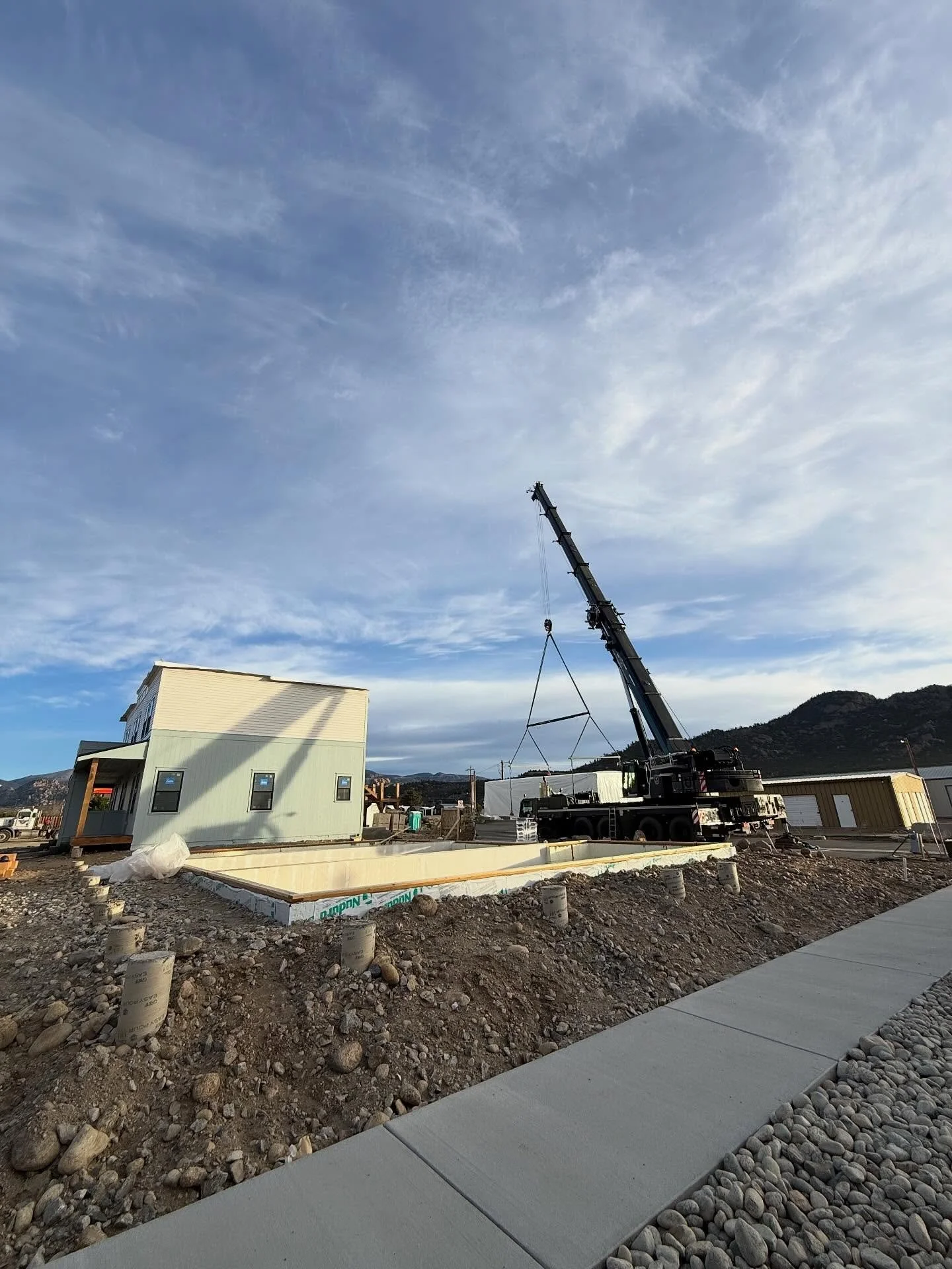 Setting of the other two buildings for the @chaffeehousingtrust  at @thecrossingbv is underway!
#modularconstruction #buenavistacolorado #affordablehousing #stconstruction