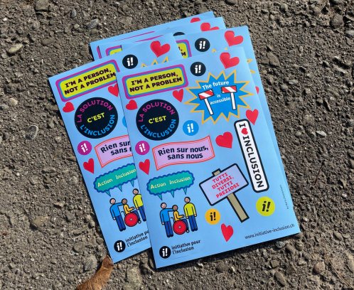 Un tas de feuilles de stickers colorés sur le thème de l’inclusion est posé par terre. Les stickers ont différentes formes et portent divers messages, comme par exemple « L’inclusion commence par toi ». Stickers by Maria Zimmermann