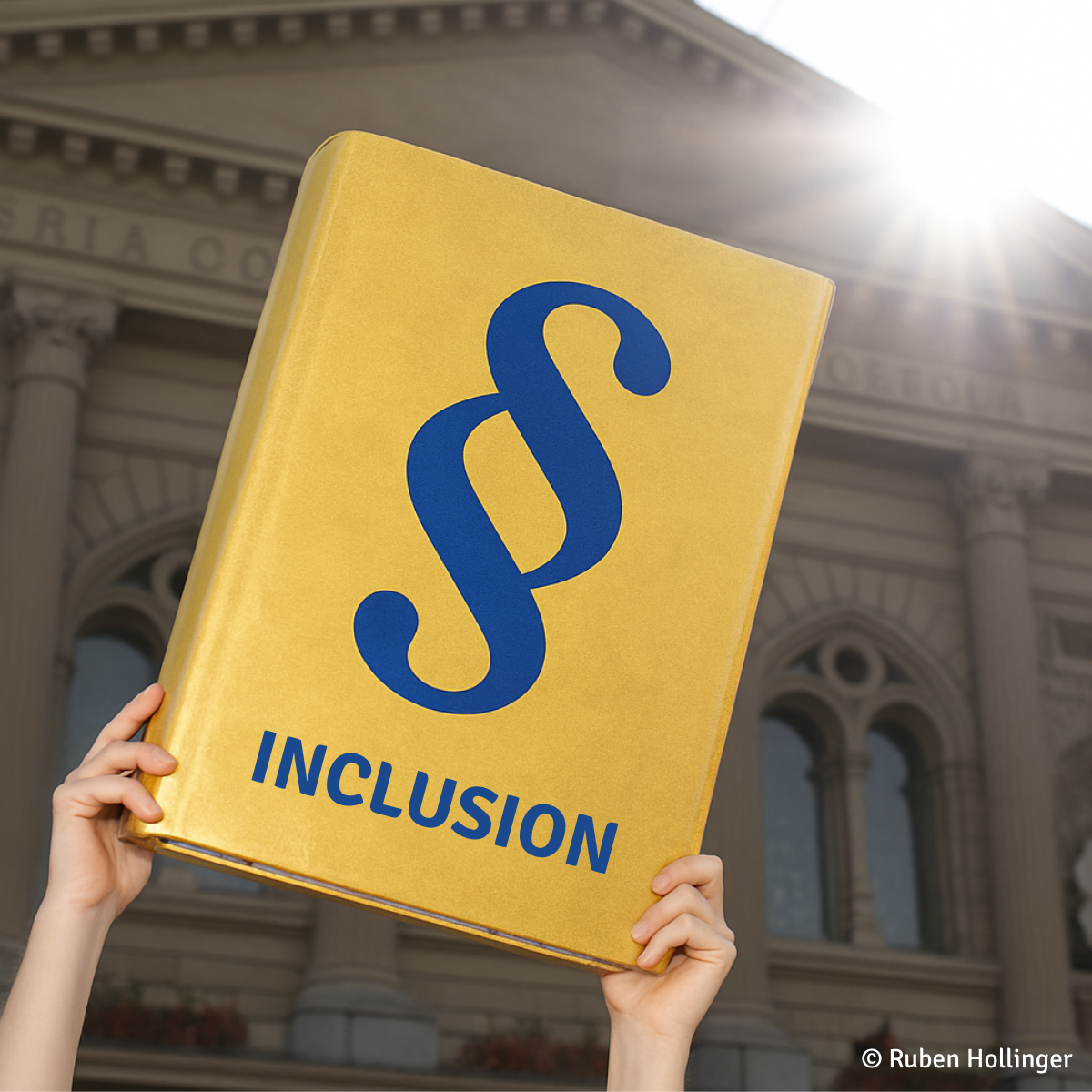 Un classeur doré avec un paragraphe bleu et le mot "inclusion" écrit dessus. Copyright: Ruben Hollinger