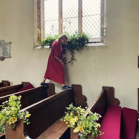 I recently received this  picture of me in action. I think I must have spent most of the morning climbing up and down like this dressing several high windows. Keeping flexible and fit is so important in this  profession!
#sustainablechurchflowers #br