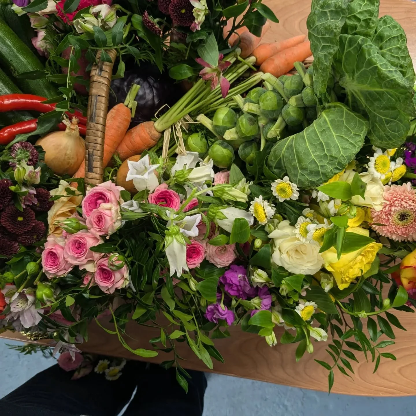 A privilege to make this garden in a trug for a gentleman who loved to garden and whose motto in life was&quot;keep smiling&quot;. I like to think this would have made him smile.
#farewellflowersdirectory #farewellflowers #sustainablechurchflowers #s