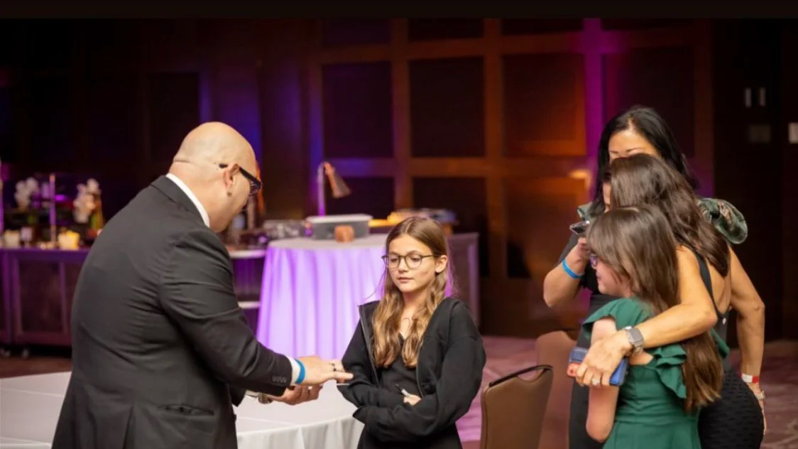 Family magician Big Joey Magic Showy entertaining children and families with interactive magic.