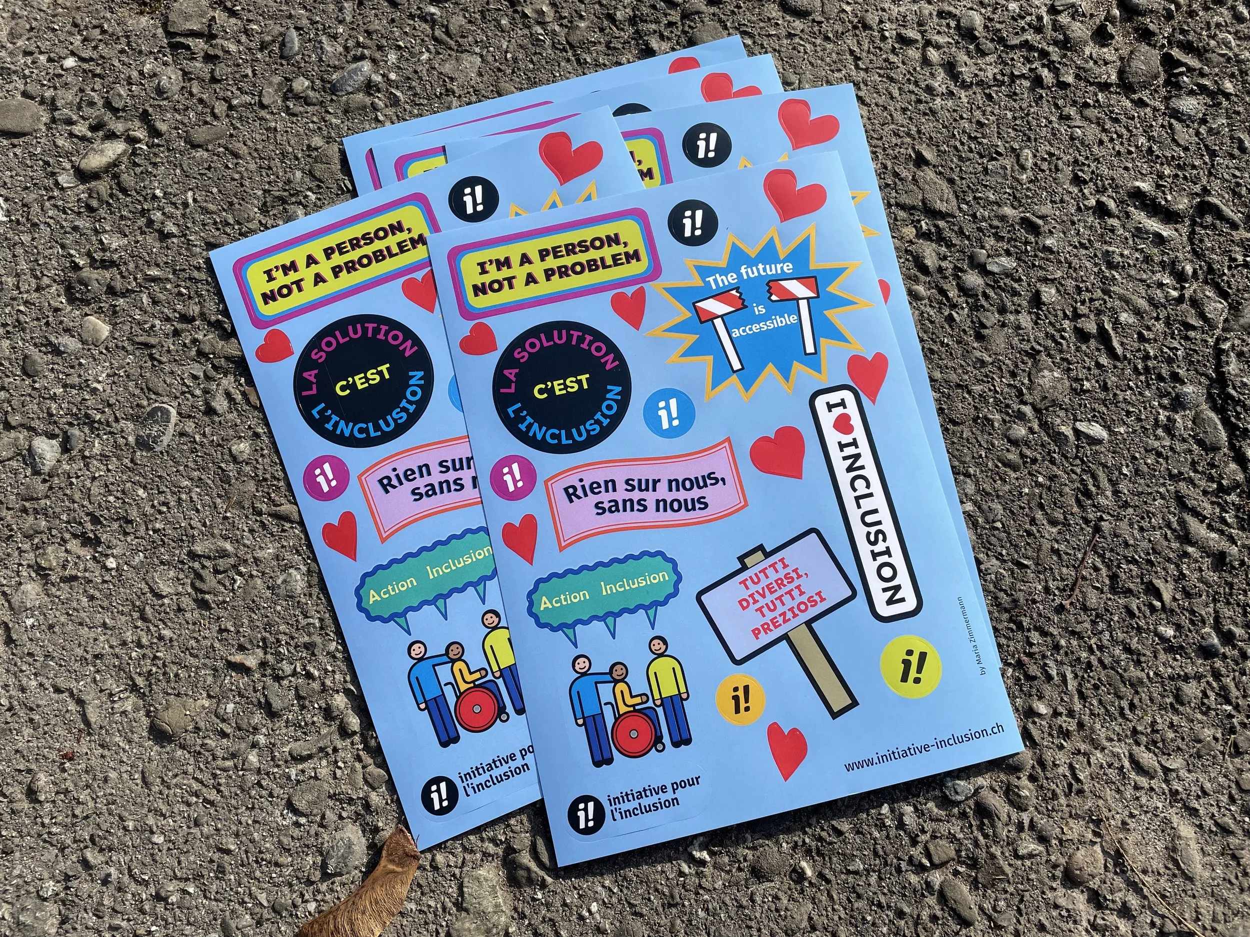 Immagine simbolica: Una pila di fogli di adesivi è posata sul pavimento.