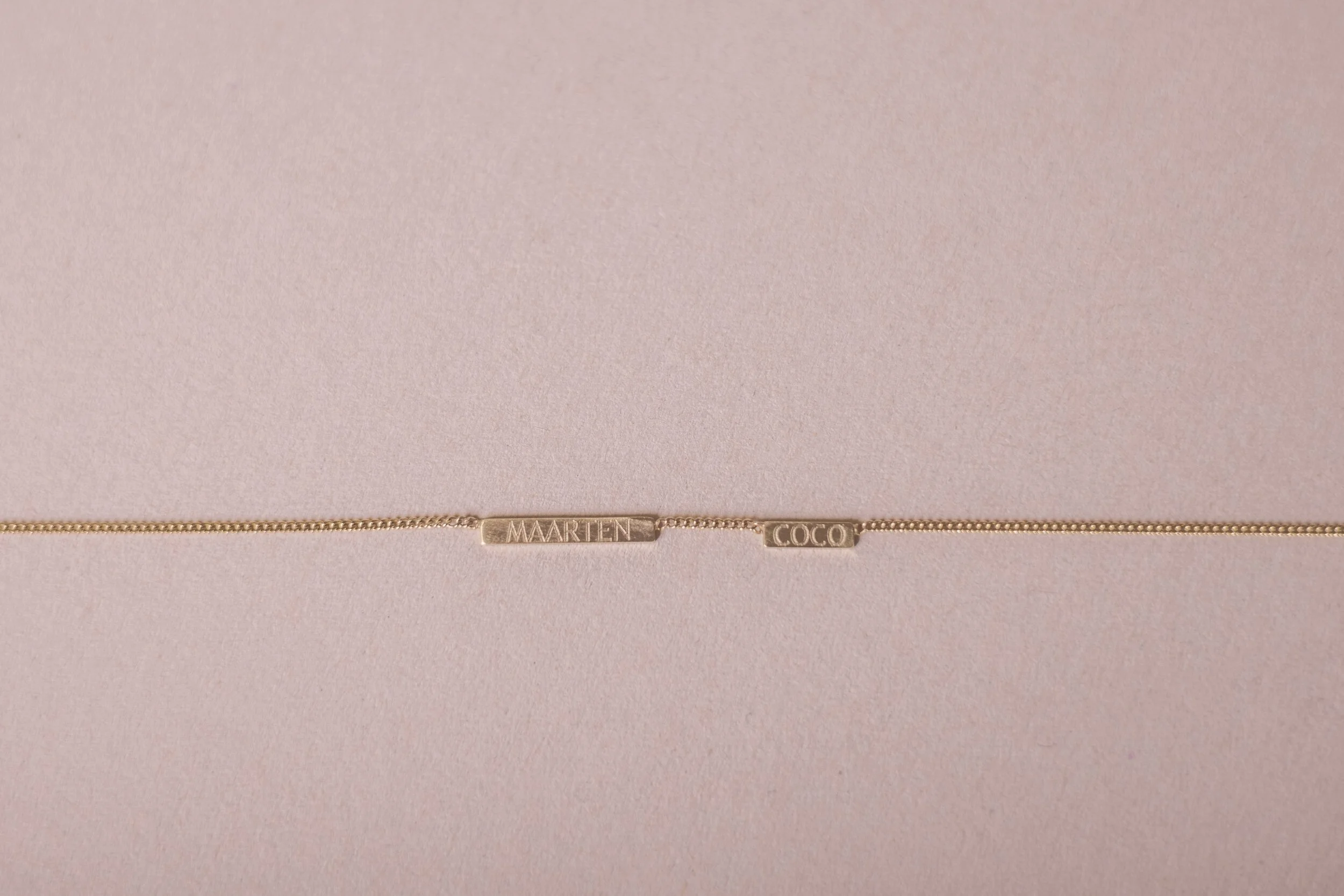 gouden juwelen webshop: halsketting met plaatje voor gravure