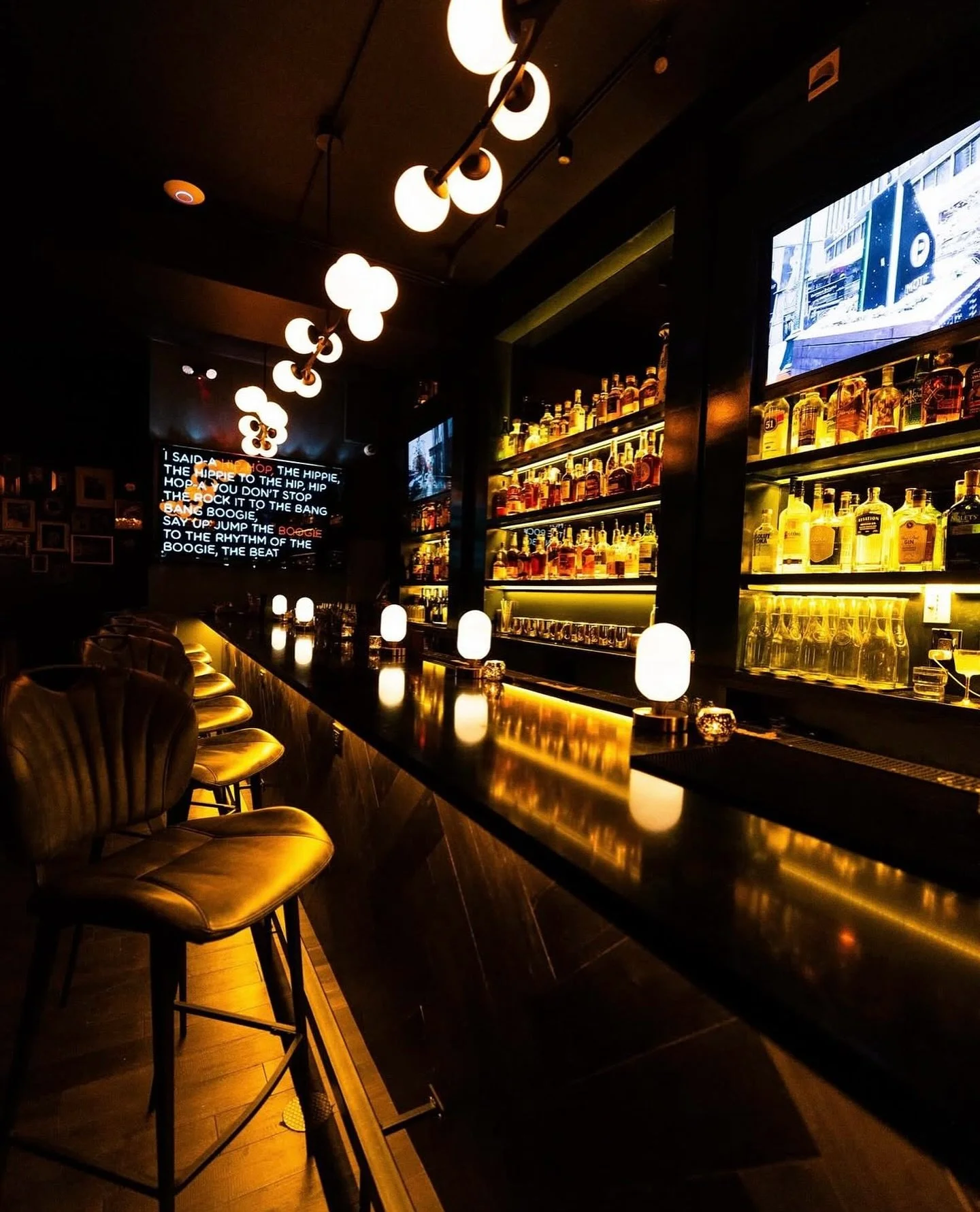 The scene is set, we&rsquo;re just missing the main character. 

#apartmentb #aptb #columbusspeakeasy #614foodie #cbuseats #drinkupcolumbus #cocktailbar #shortnorth #shortnorthcolumbus #keepitasecret