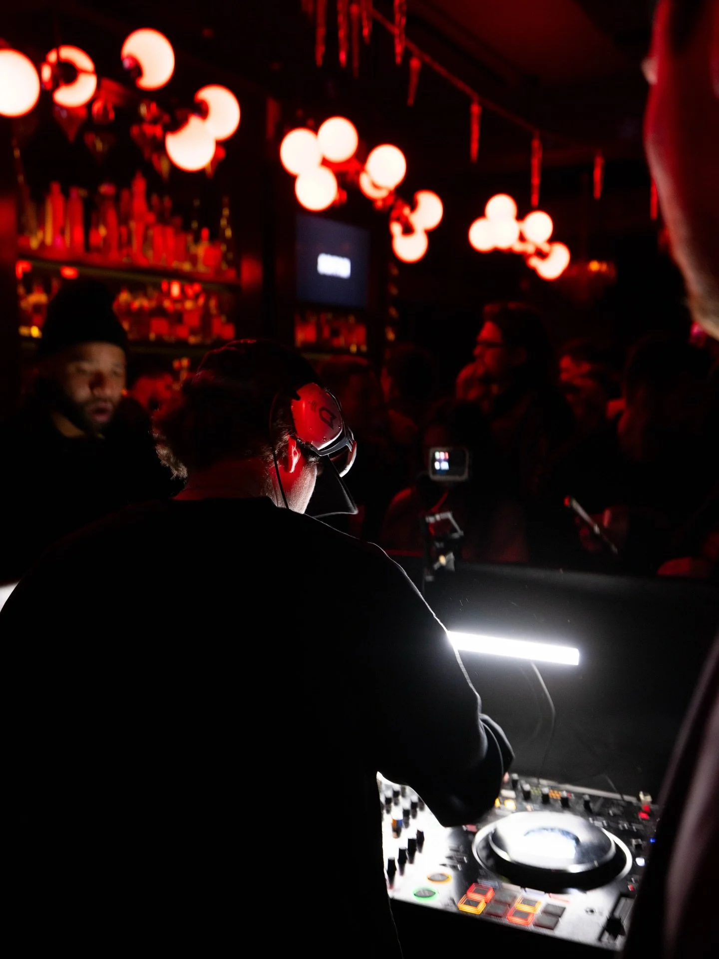 Follow the music to find us tonight. 🔑🎶🍸@sebastianfabrice.music will be live from 9pm-2am. 

The apartment doors open at 6pm if you want a low key pregame. 

#apartmentb #614foodie #columbusohio #614living #drinkupcolumbus #614event #columbusmusic