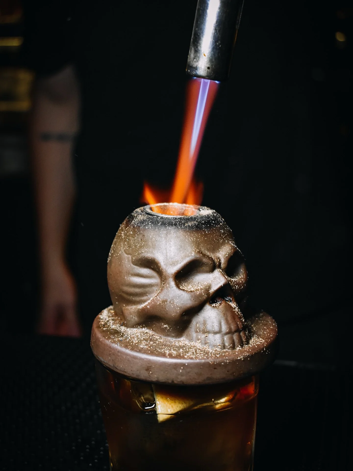 Saturday smoke show.
THE BASEMENT. Smoked oak and vanilla-maple wrap around deep bourbon and scotch — slow, rich, and best kept in the basement.
@bulleit Bourbon, @johnniewalker Black, vanilla maple syrup, Hoochie Daddy bitters and smoked clo