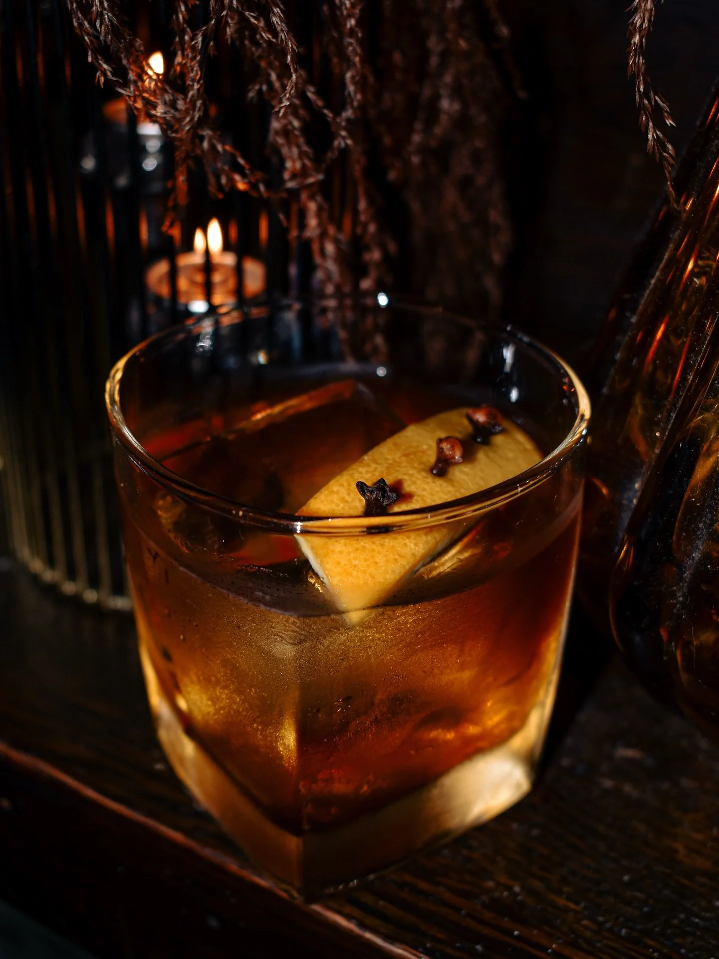 Drinking with the season. 
π₯ T H E  B A S E M E N T
Smoked oak and vanilla-maple wrap around deep bourbon and scotch — slow, rich, and best kept in the dark.
@bulleit, @johnniewalker Black, vanilla maple syrup,
Hoochie Daddy bitters and smok