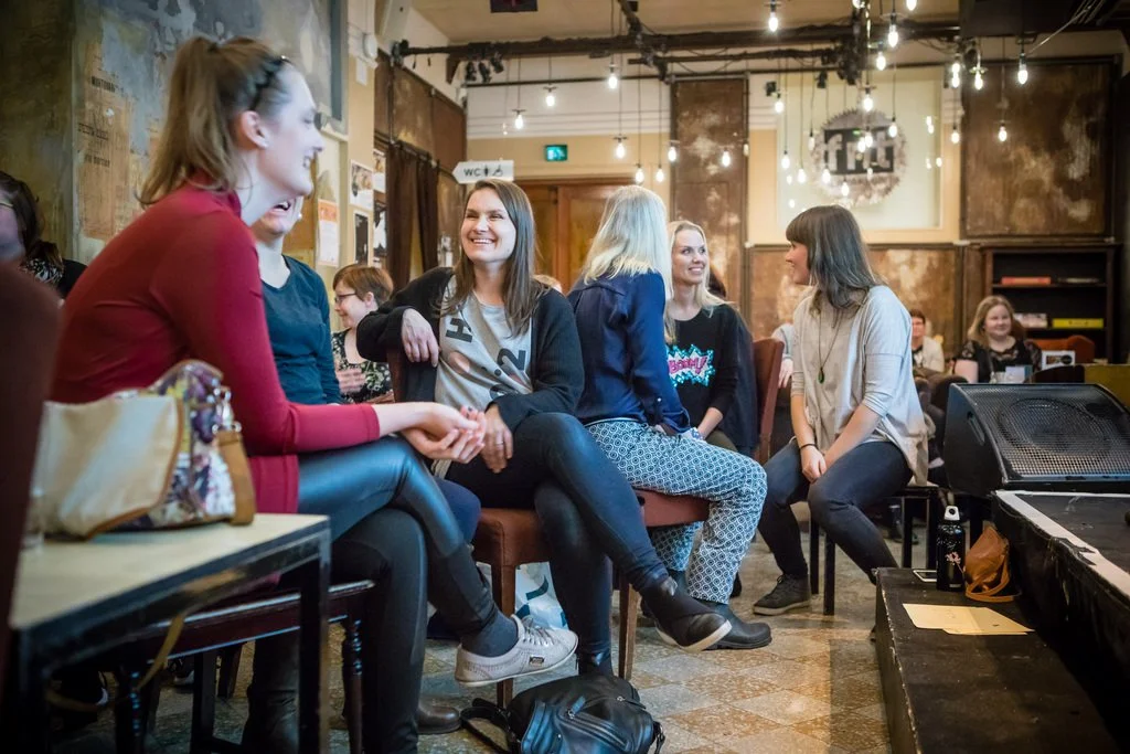 Kukapa tunnistaa miss&auml; n&auml;m&auml; kuvat on otettu? 🤓 Tilaisuudesta on t&auml;n&auml;&auml;n tasan KAHDEKSAN vuotta. Vastaavia tilaisuuksia oli t&auml;m&auml;n j&auml;lkeen muutama lis&auml;&auml;kin, mutta pandemian my&ouml;t&auml; koko hom