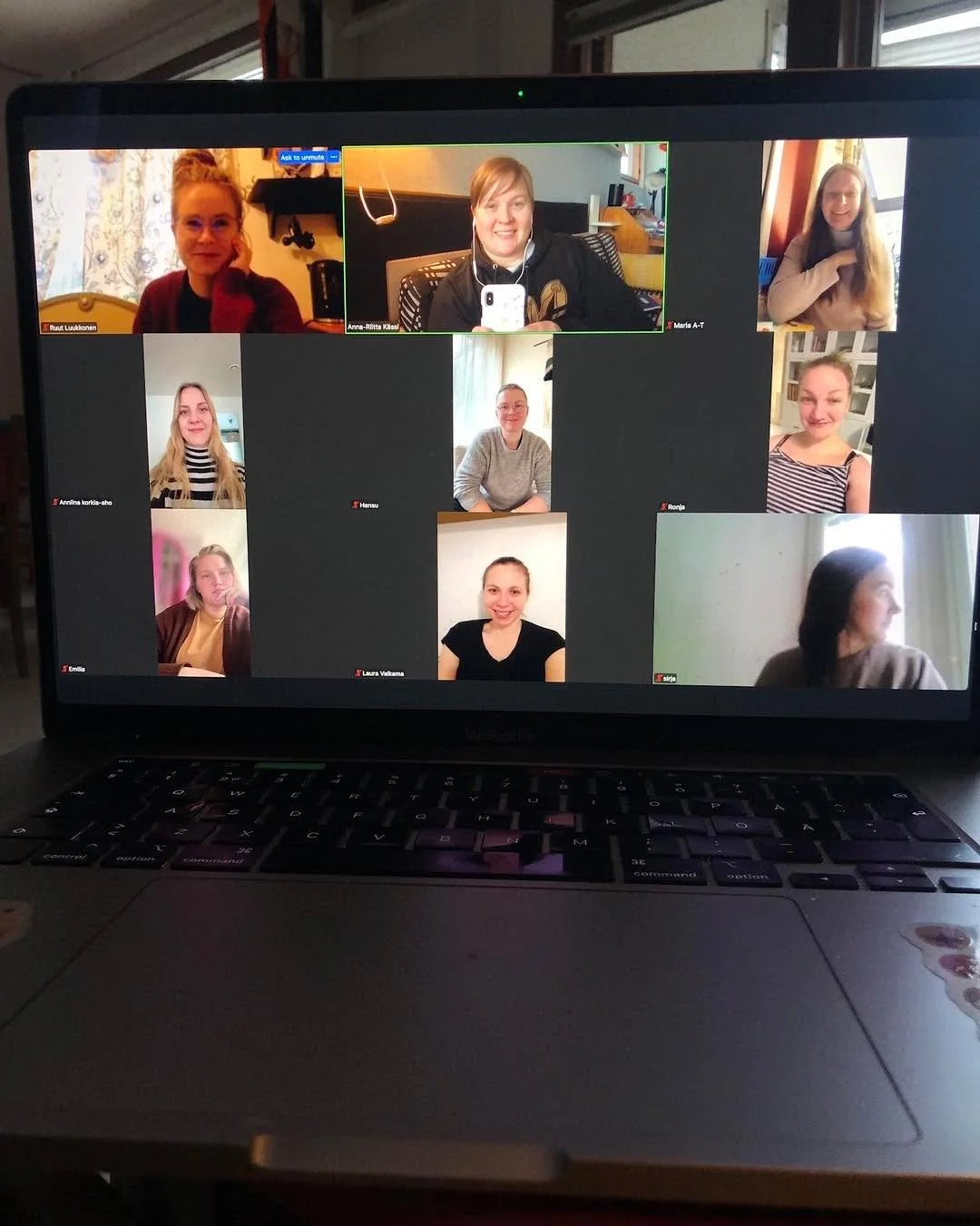 T&auml;n&auml;&auml;n kokoonnuimme taas ryhm&auml;mentorointiin opiskelijaryhm&auml;n kanssa ja jopa 2/3 p&auml;&auml;si liven&auml; linjoille. K&auml;sittelimme pienryhmiss&auml; ty&ouml;stettyj&auml; keissej&auml; ja oppimisp&auml;iv&auml;kirjatiiv