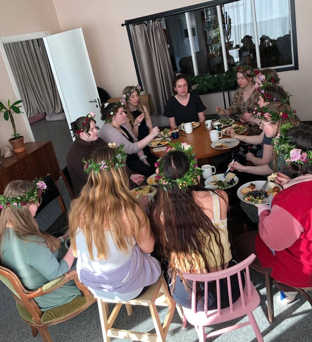 He haluavat n&auml;hd&auml; toisensa mahdollisimman pitk&auml;&auml;n, joten ahtauduimme kaikki sy&ouml;m&auml;&auml;n kahden pienen p&ouml;yd&auml;n &auml;&auml;reen. 💜

T&auml;m&auml; on juhlap&auml;iv&auml;, n&auml;hdyksi ja hoivatuksi tulemisen 