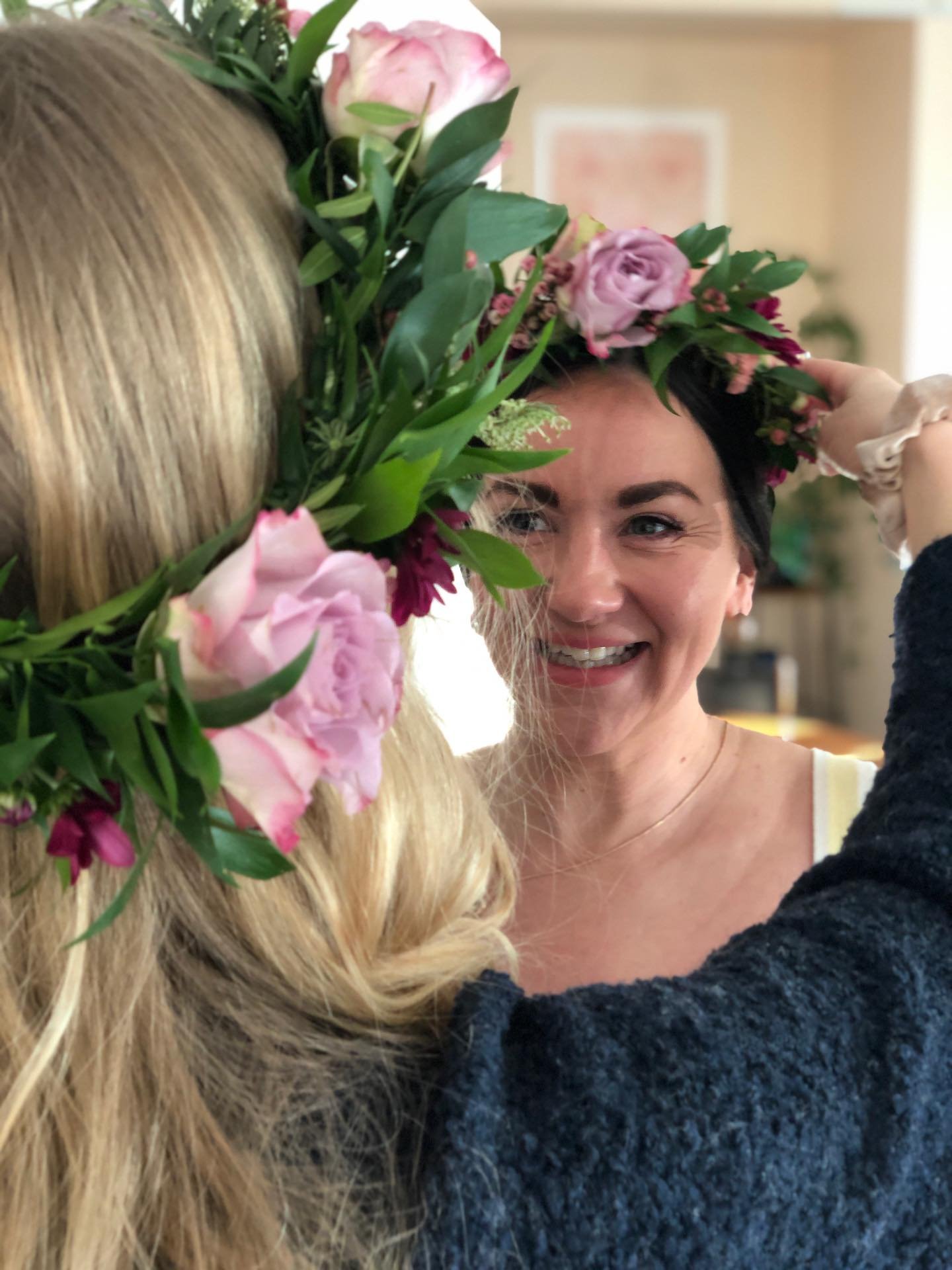 Kruunajaiset. 👑 Ja n&auml;&auml;h&auml;n tietty laitetaan p&auml;&auml;h&auml;n heti aamusta ett&auml; p&auml;&auml;see kunnolla kukoistamaan. 🌺

@floramore_oy:n Tanja on tehnyt seppeleet jo l&auml;hemm&auml;s sadalle doulalle. Vain korona-aikana e