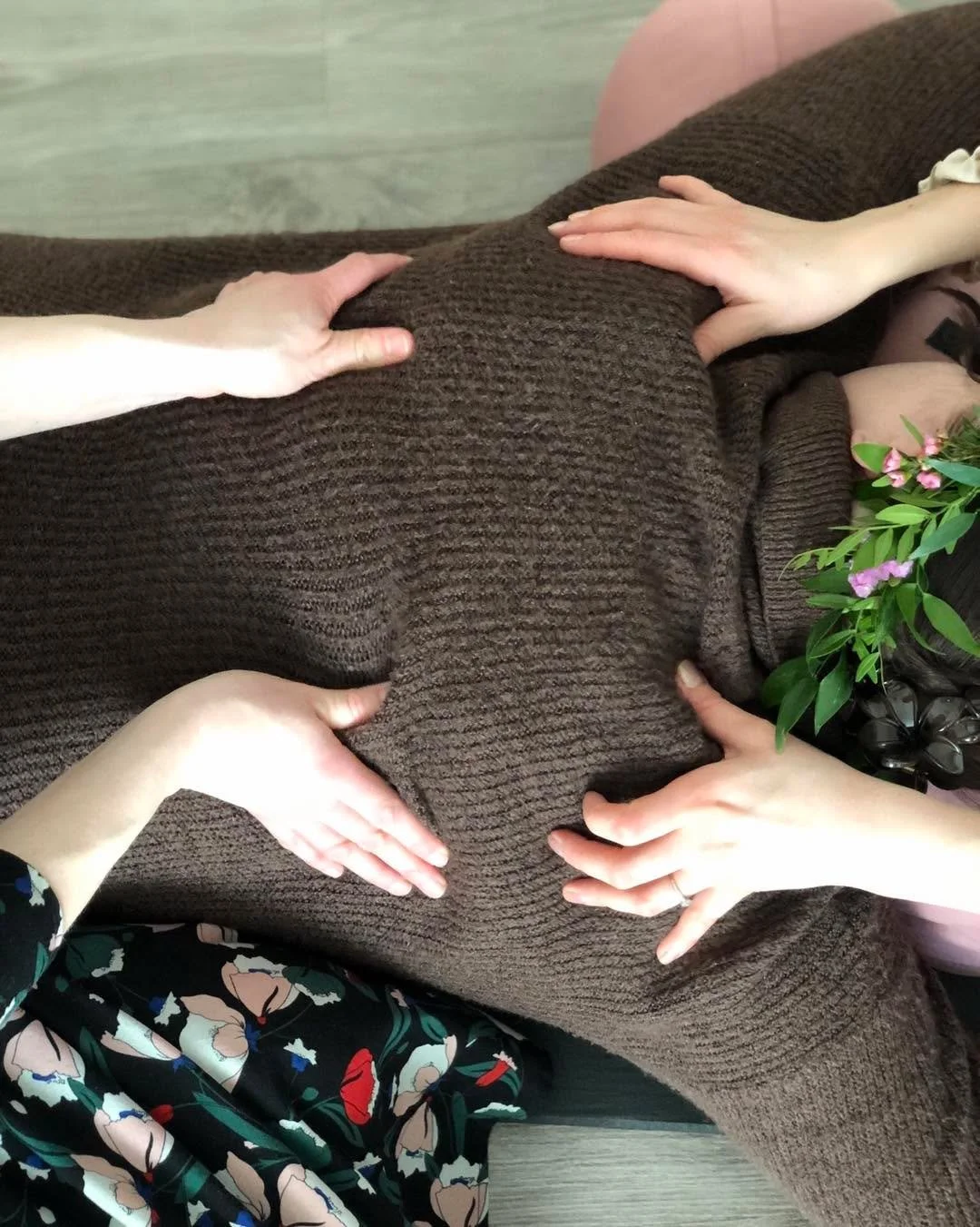 N&auml;it&auml; kuvia katsellessa tulee unelias olo. Ihanan rento ja raukea oli tunnelma kun juhlap&auml;iv&auml;n kunniaksi kaikki saivat monik&auml;sihieronnan omilla ehdoillaan. 😌

#sertifiointikoulutus #doulaakatemia #doulakoulutus #doula #doula