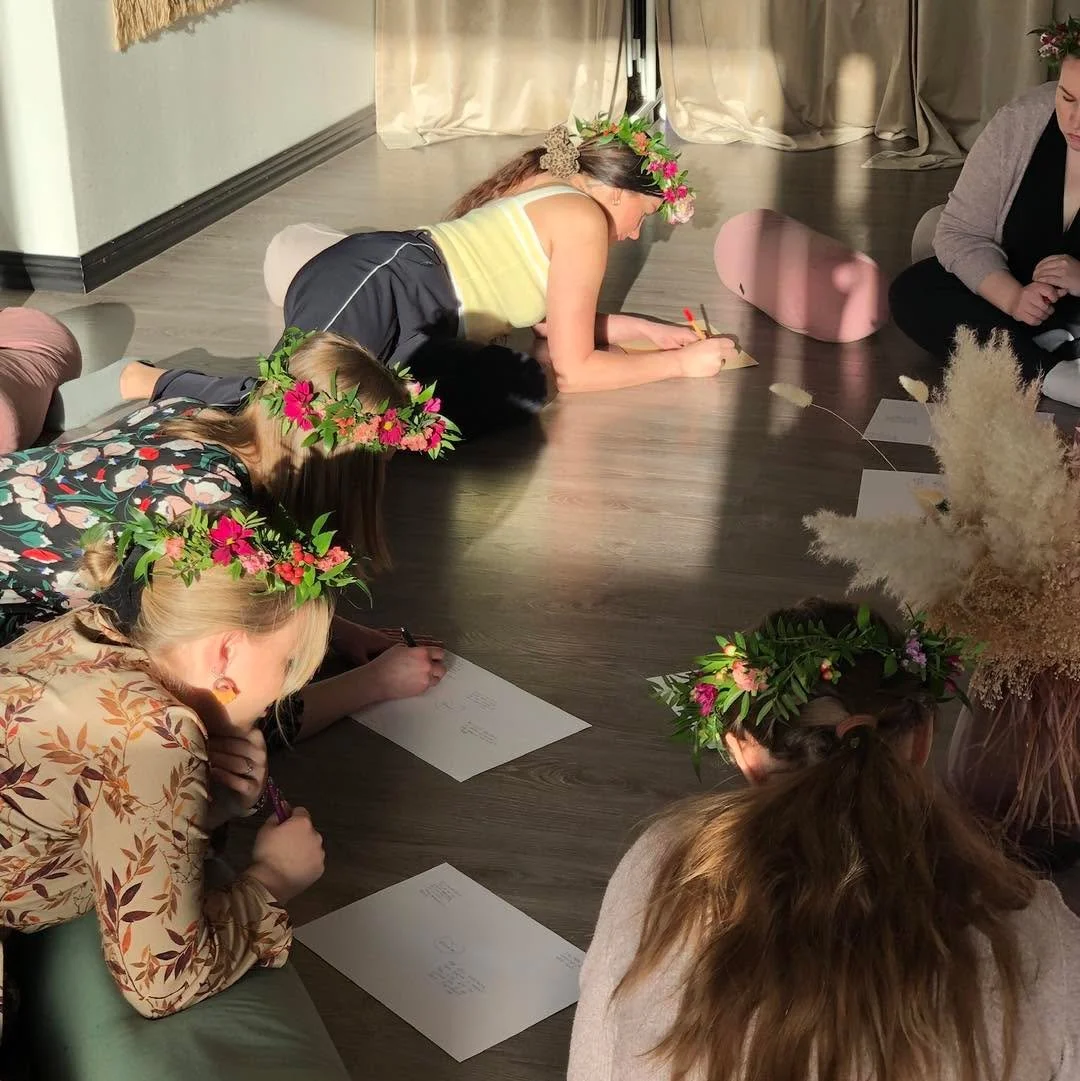 Hoksasin vasta n&auml;it&auml; kuvia katsoessa, ett&auml; kaikki Doula-akatemian sertifiointikoulutuksen l&auml;hijaksot ovat valoisaan vuodenaikaan, maaliskuussa ja elokuussa. Aurinko ei toki aina paista, mutta aika usein se tuo oman kauniin tunnelm