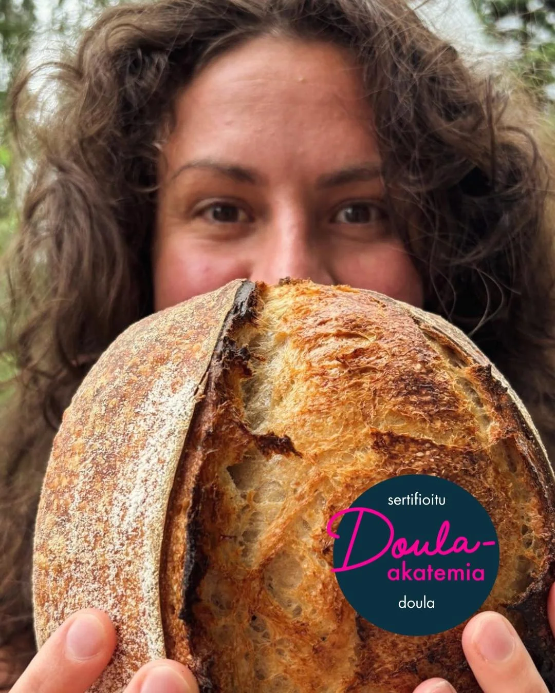 Nelj&auml;nten&auml; vuosikurssin 2025-2026 opiskelijoista sertifioitui Sarah Haser, paljon onnea doughlahelsinki! 🌼

Sarah Haser on helsinkil&auml;inen sertifioitu doula, jonka p&auml;iv&auml;ty&ouml; on varhaiskasvatuksessa. Sarah on omimmillaan p