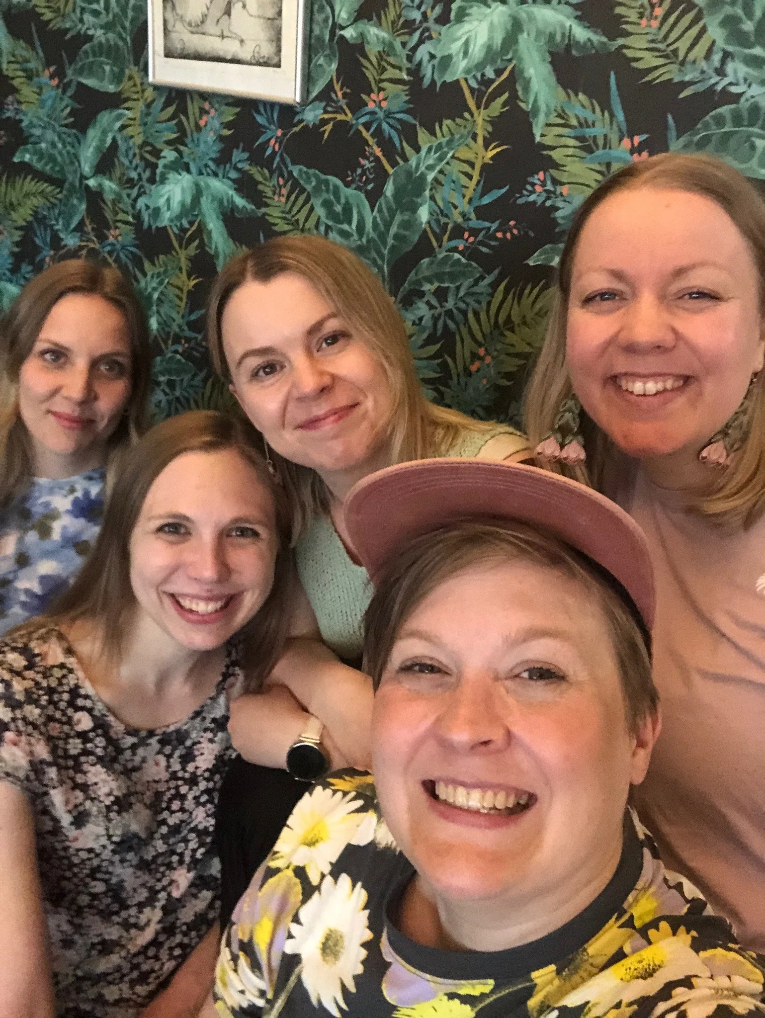 Doulakiertue Sein&auml;joella DAY 1

Ensisijaisesti kollegat, toissijaisesti ope ja alumnit. 💜

T&auml;n&auml;&auml;n ollaan kokoonnuttu doula-akatemialaisten kesken t&auml;&auml;ll&auml; Sein&auml;joella ja jutut kolmen tunnin ajan olivat taattua d