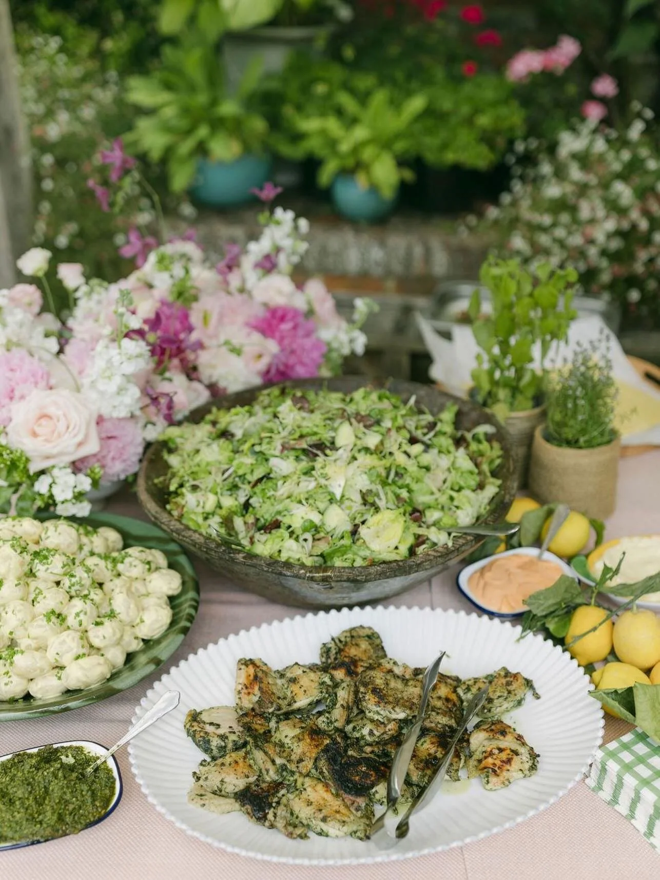 As the weather gets warmer we can&rsquo;t wait for more wedding day 2s - looking back at the gorgeous Tash and Dave&rsquo;s post wedding lunch. 
 

@gemmabondweddings
@chloelowephotography
@findon_place 
@madlilies_weddings