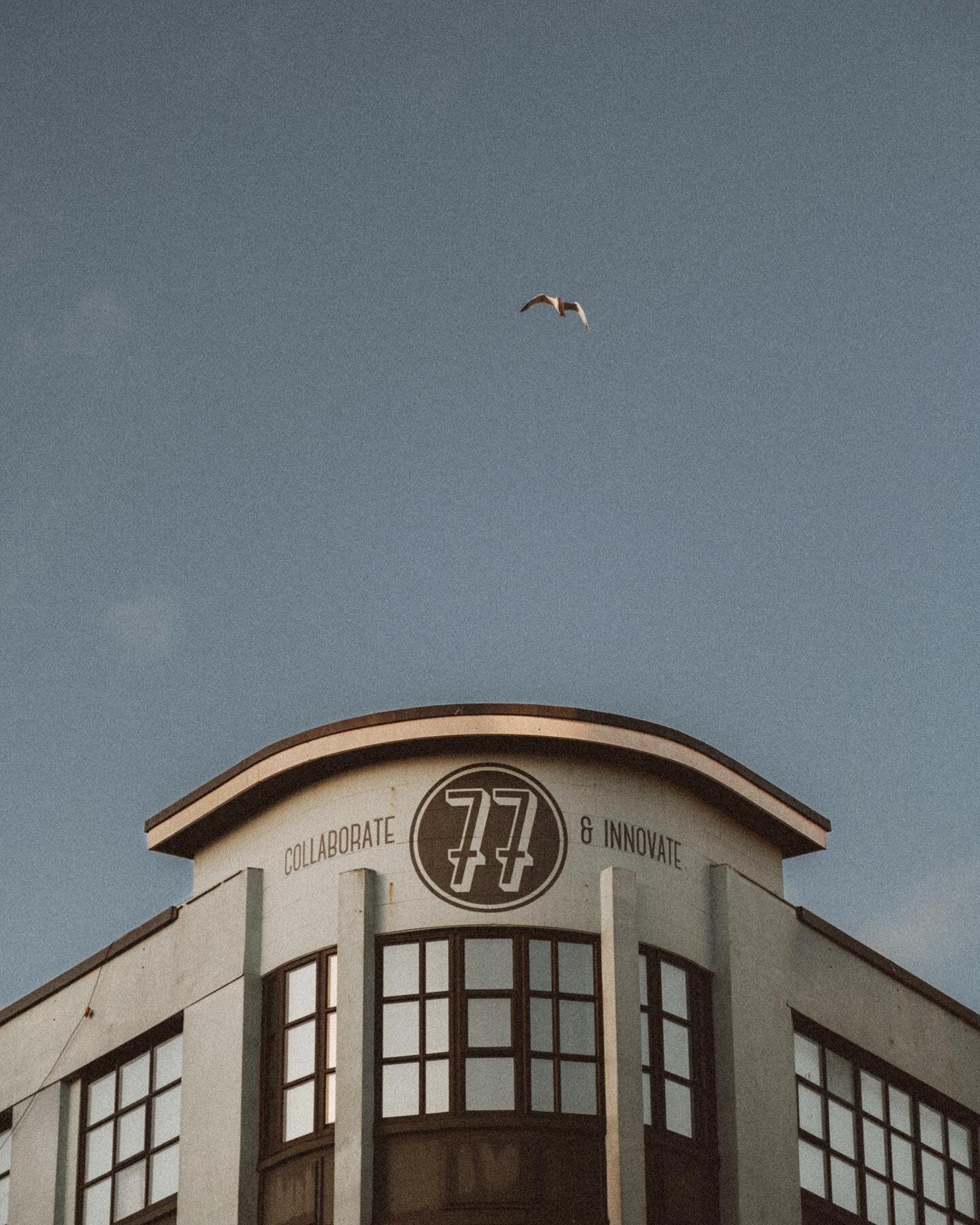 Passion architecture et ciel bleu, partout, tout le temps&hellip; 
.
#fujifilm #fujistreetphotography #bristol #visituk #visitbristol #streetphotography
#grainisgood #rentalmag
#photocinematica #lookslikefilm #cinematicphotography 
#AccidentallyWesAn