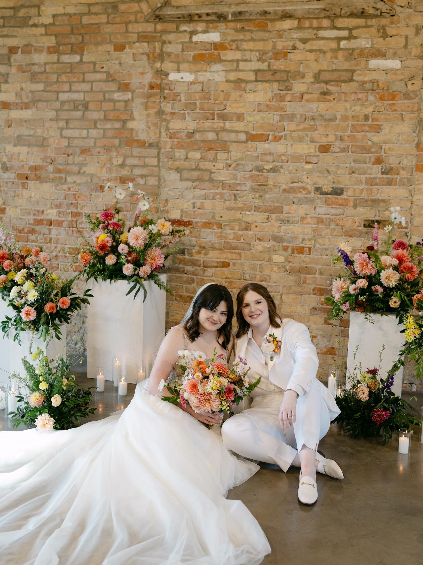 Love the pedestals surrounding the couple