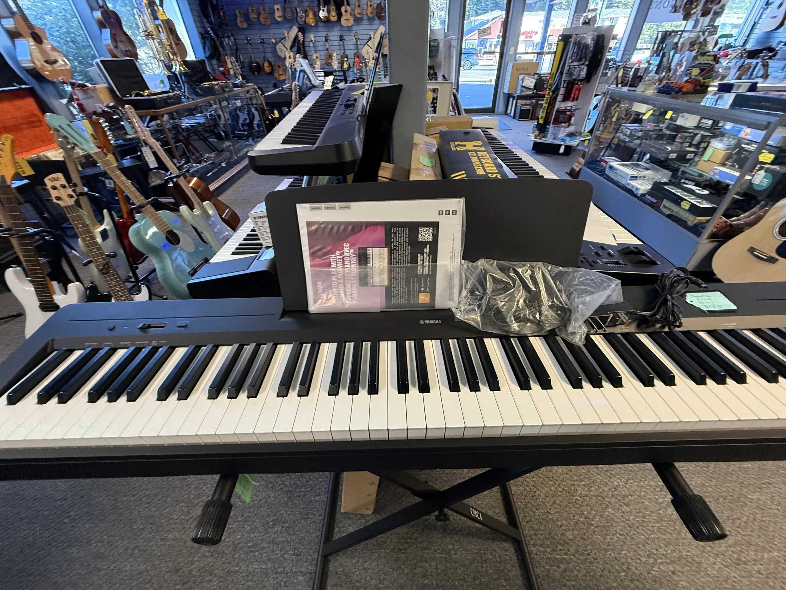 Yamaha P143b keyboard