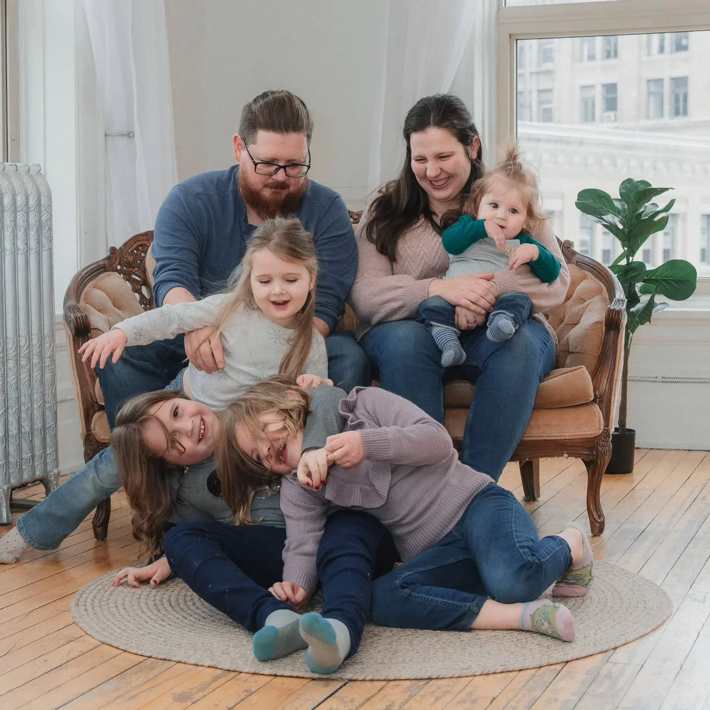 Nothing says "I love my sister" quite like a headlock. 😂

Thank you J&amp;C for the super fun family photoshoot!