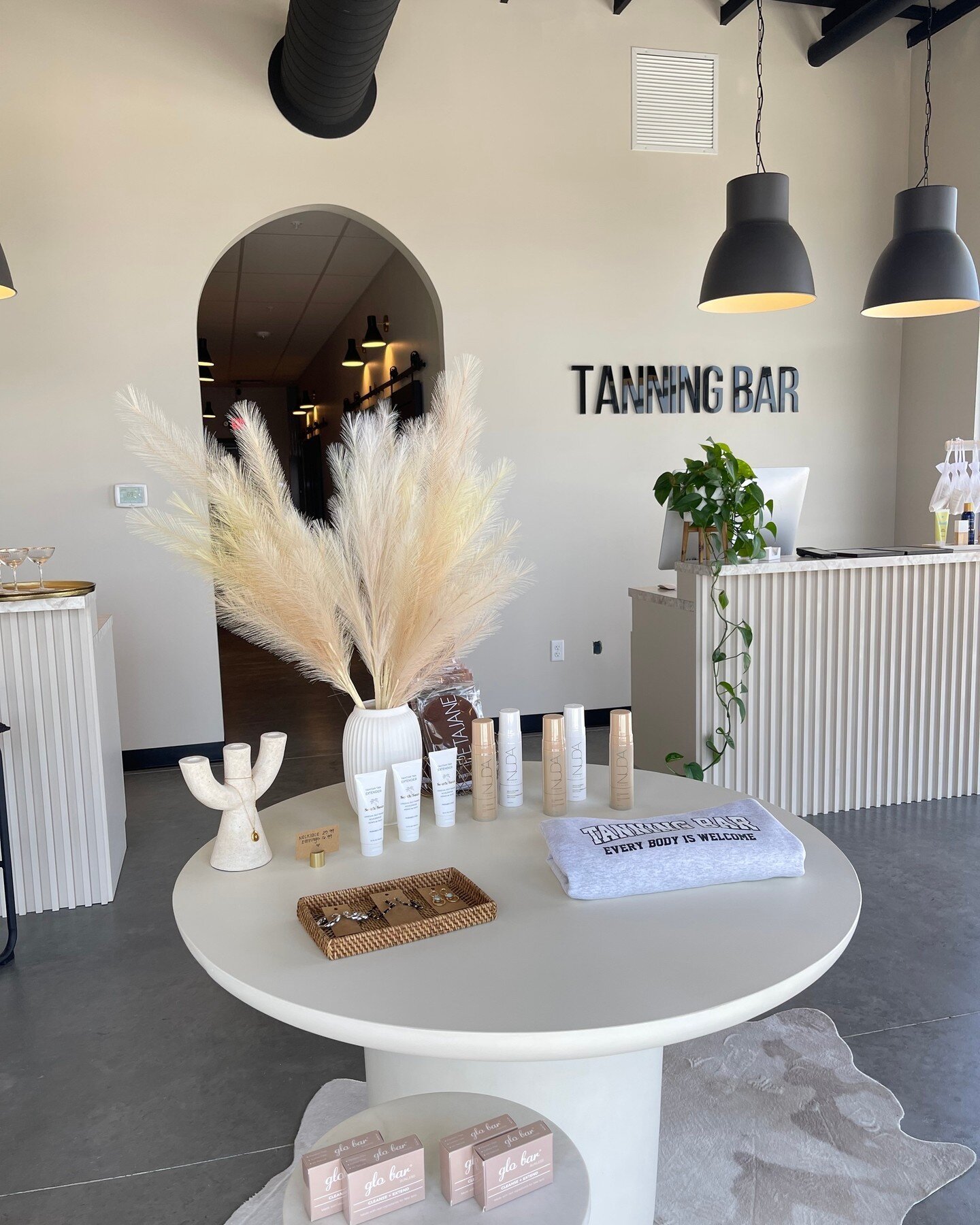 We're giving you calm creamy vibes + bronzed glowing skin at YTB 3.0!  If you haven't been to our newest dreamy location in Bettendorf, come let us give you the ultimate bronzing experience 🥂
.
.
.If you are visiting the TBK sports complex, we're ju