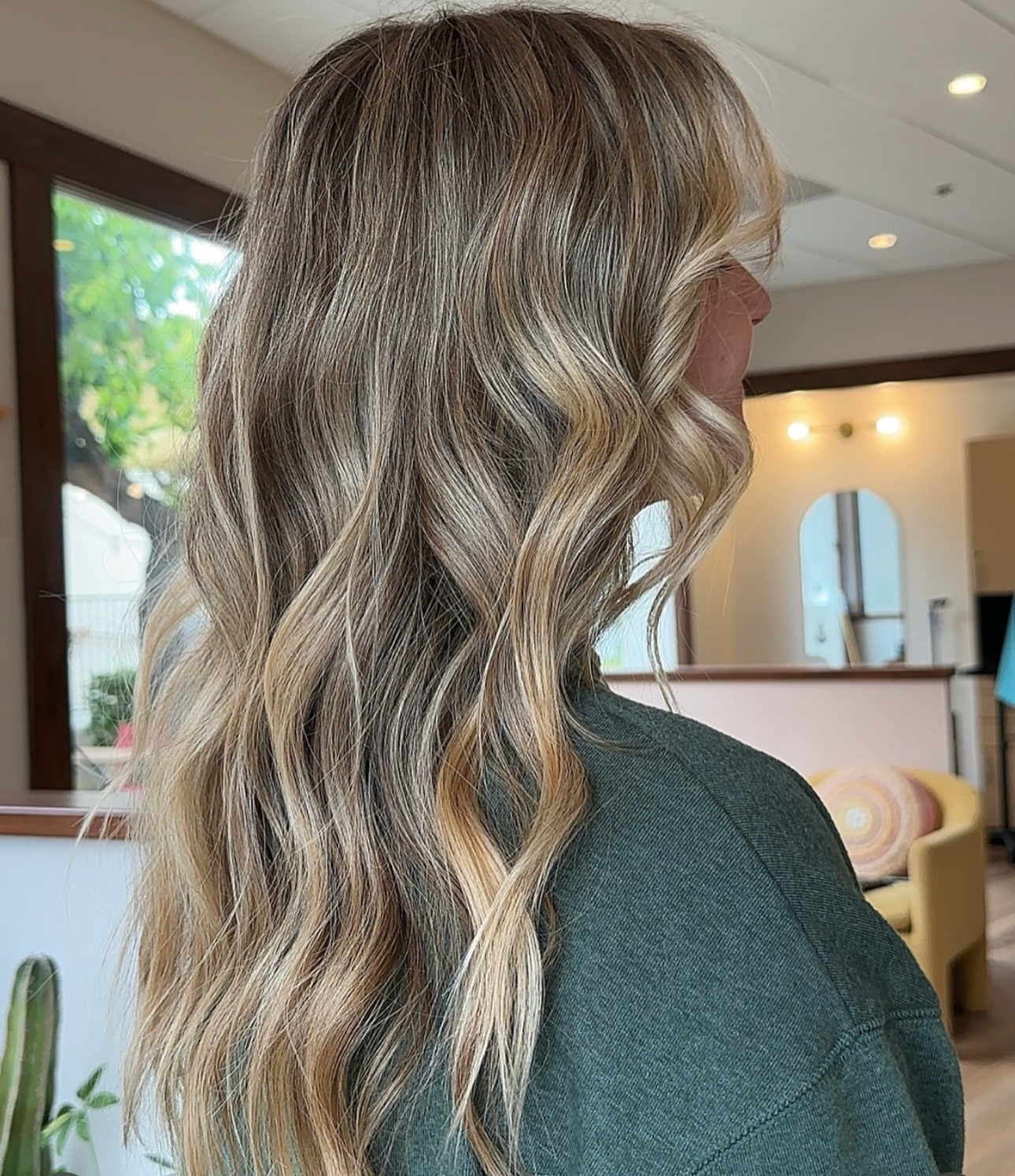 what you should know before going blonde (from hairstylists!)