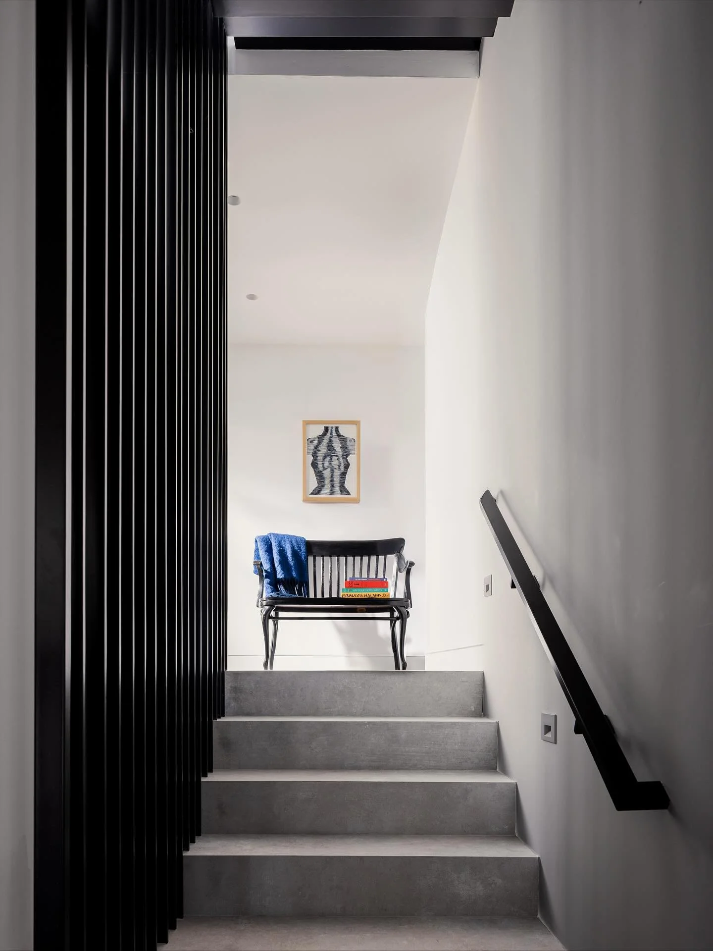 I mean.. there was only ever one song choice for this post right? 

Another fun shot from my Del Mar modern project, and the awesome floating staircase brought to life by @taylorhmorgan 

I love the crisp side profile of each step, and the bold black