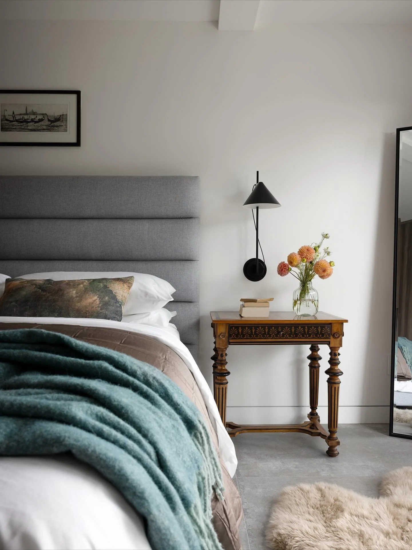 Anyone else a fan of the time change 🙋🏻&zwj;♀️?

Getting out of bed has been a whole lot easier this week, though it feels like the day should be done by 4pm&hellip; 

Another shot from my Del Mar project. I love how the modern design elements mix 