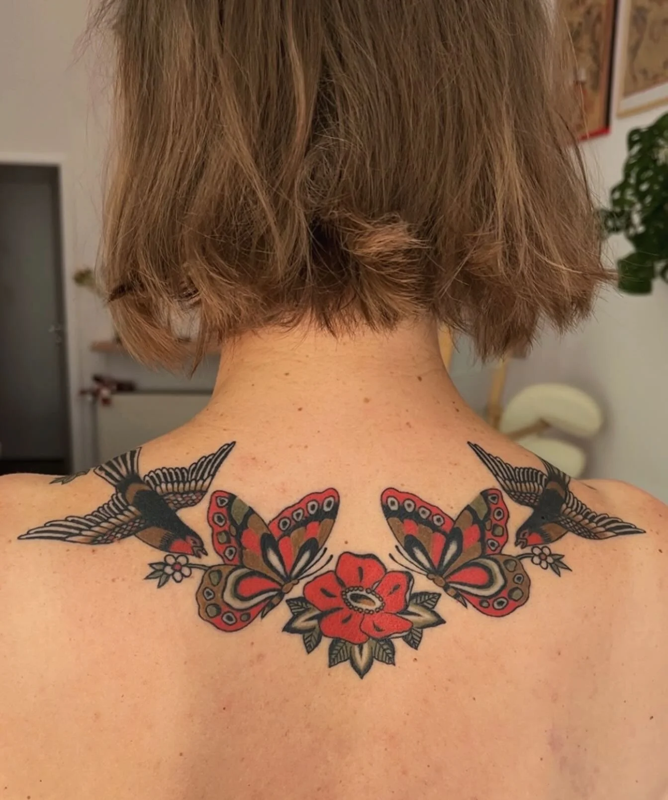 Healed collar for Scarlett 🌹 would looove to work on similar projects ʚїɞ 
DM to book in Barcelona at @chicapanteratattoo ✌🏻

#tattoobarcelona #barcelonatattoo #traditionaltattoobarcelona #tattoo #traditionaltattoo
