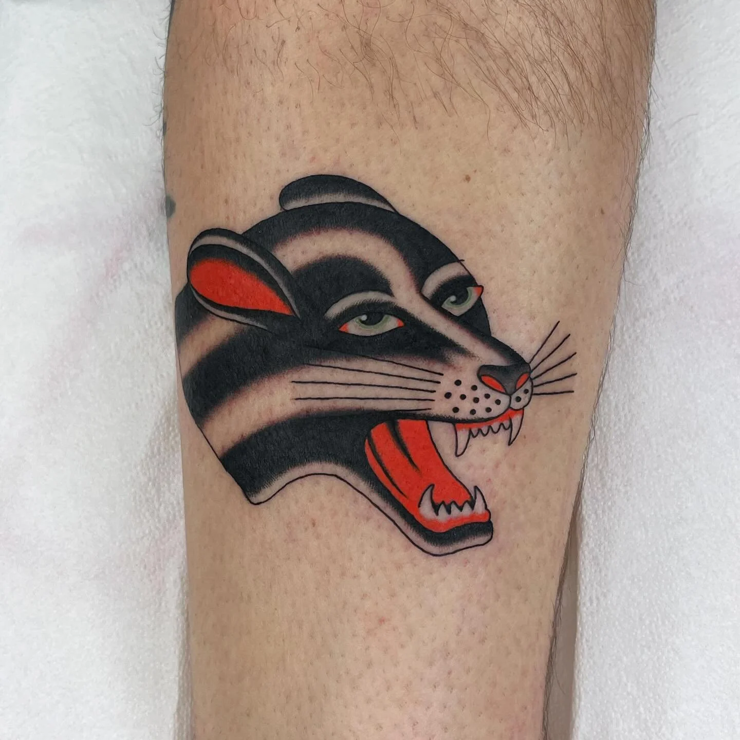 What&rsquo;s more classic than a panther head? 𓃮 
Such a fun little tattoo! Thank you Michael &hearts;️

#barcelonatattoo #berlintattoo #tattoobarcelona #traditionaltattoobarcelona #barcelona