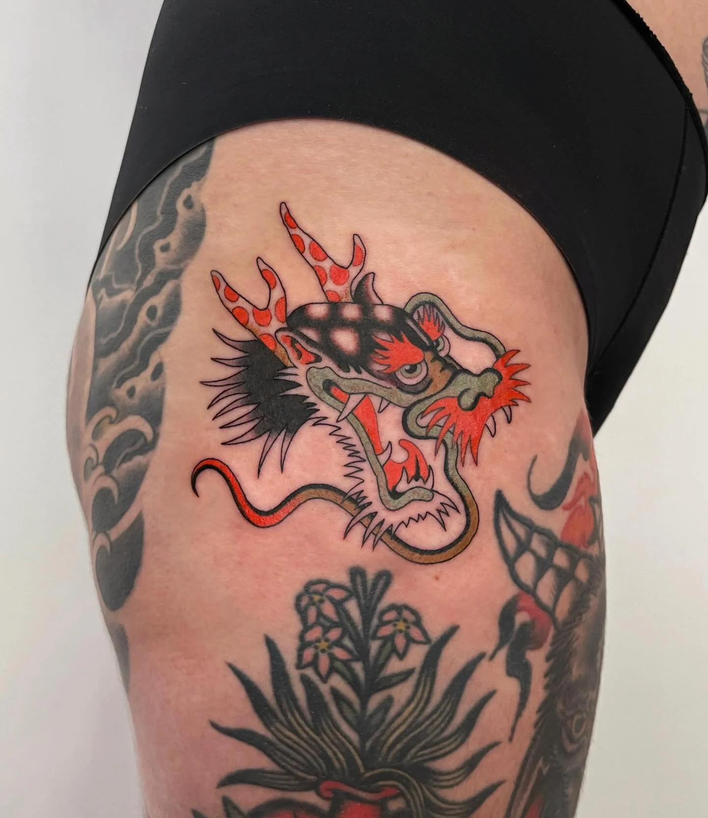 Little dragon from my flash for dear @claudiavidaltattoo 🐉 thanks again for a great day! And to all of you looking, have the coziest holidays time! ✨🎅🏼

#barcelonatattoo #berlintattoo #traditionaltattoo #traditionaltattoospain #spaintattoo